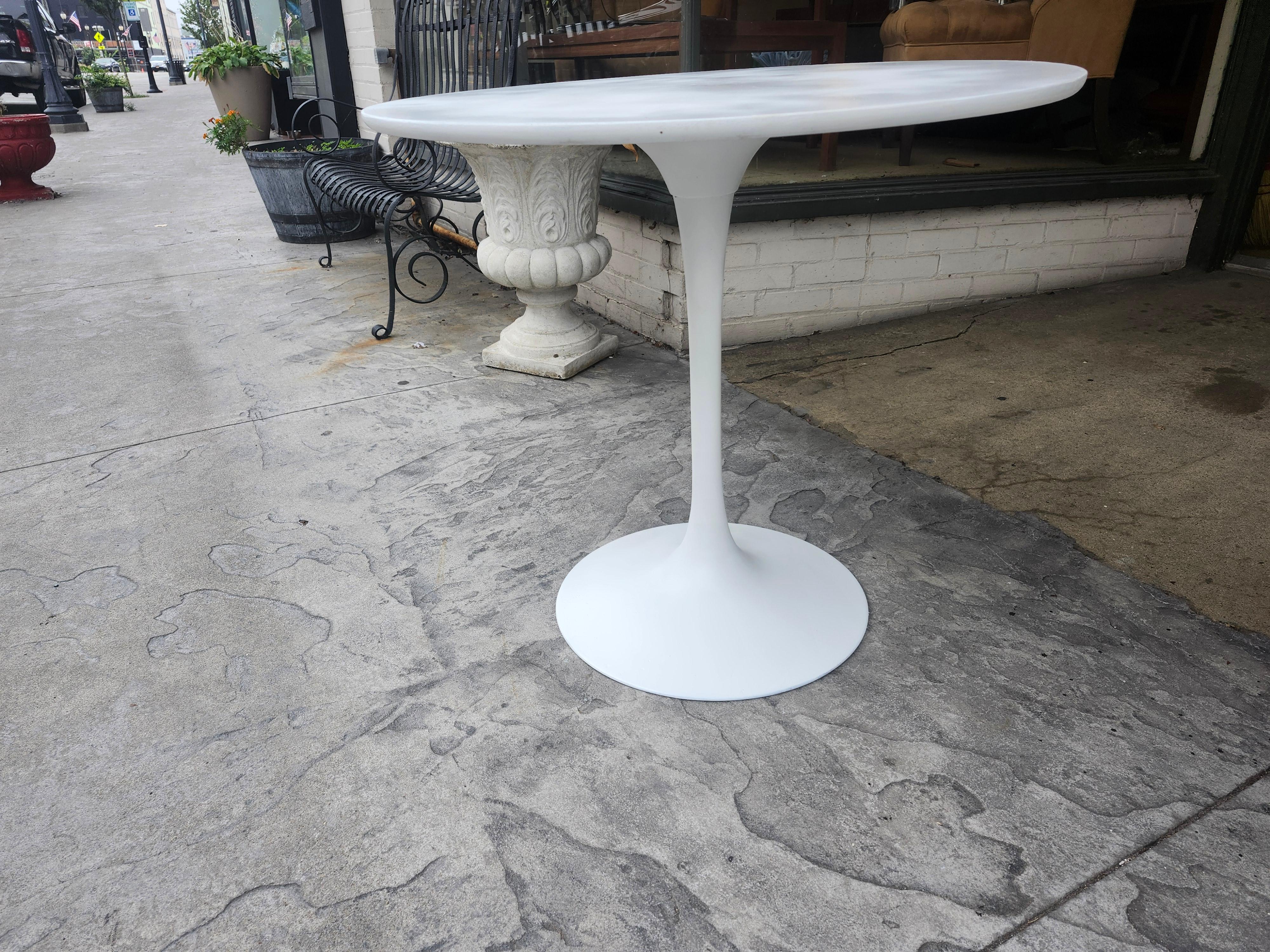 Fantastic, Petite 30 in. im Durchmesser, ideal f�ür eine Küchenzeile oder eine Ecke, wo der Platz knapp ist. Restaurierter Esstisch mit Tulpenfuß im Saarinen-Stil. Es wurde restauriert, geschliffen und mit mehreren Schichten Weißlack besprüht. Der
