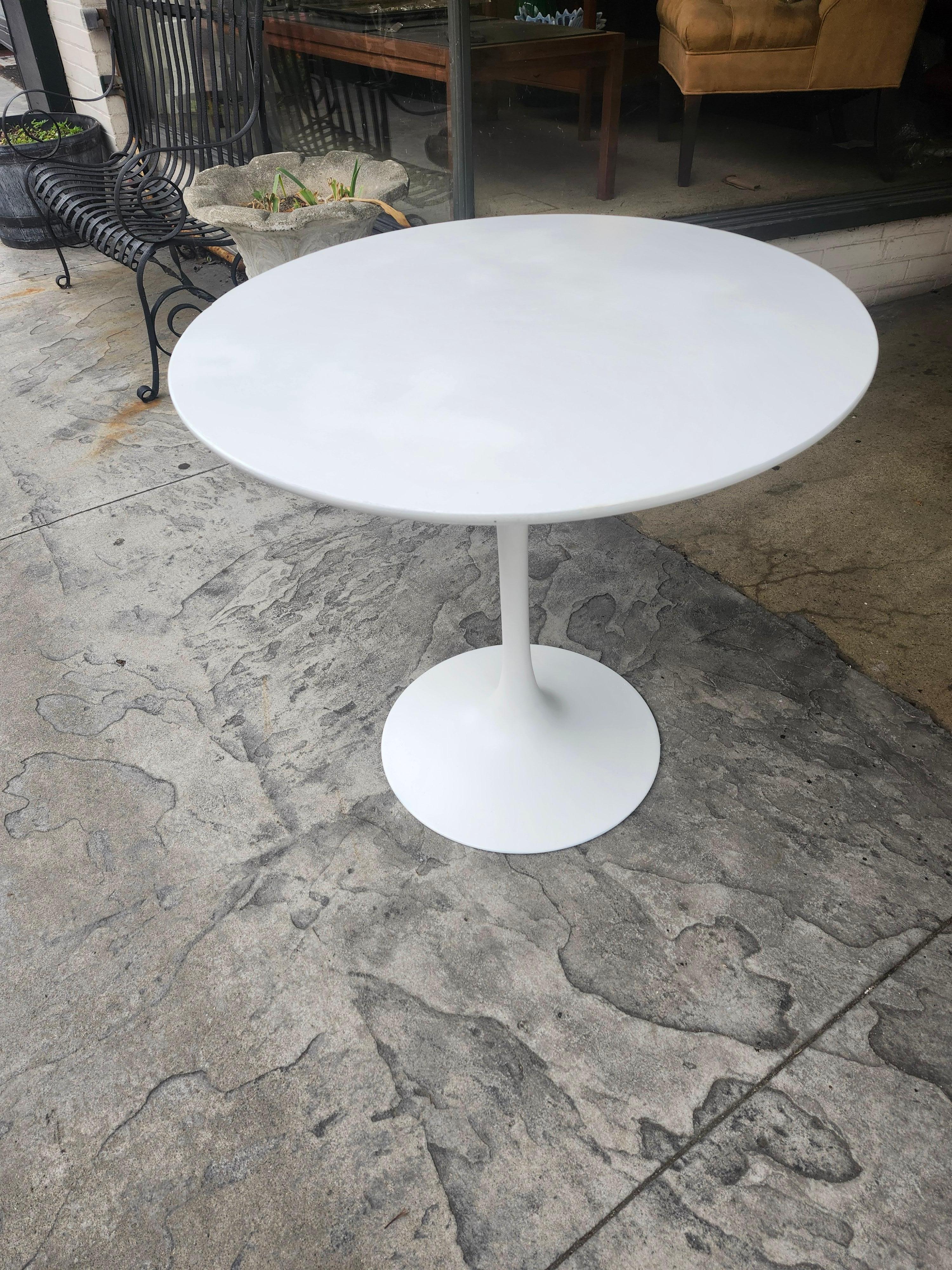Moderner Esstisch im Saarinen-Stil aus der Jahrhundertmitte von Burke C1965 (Moderne der Mitte des Jahrhunderts) im Angebot