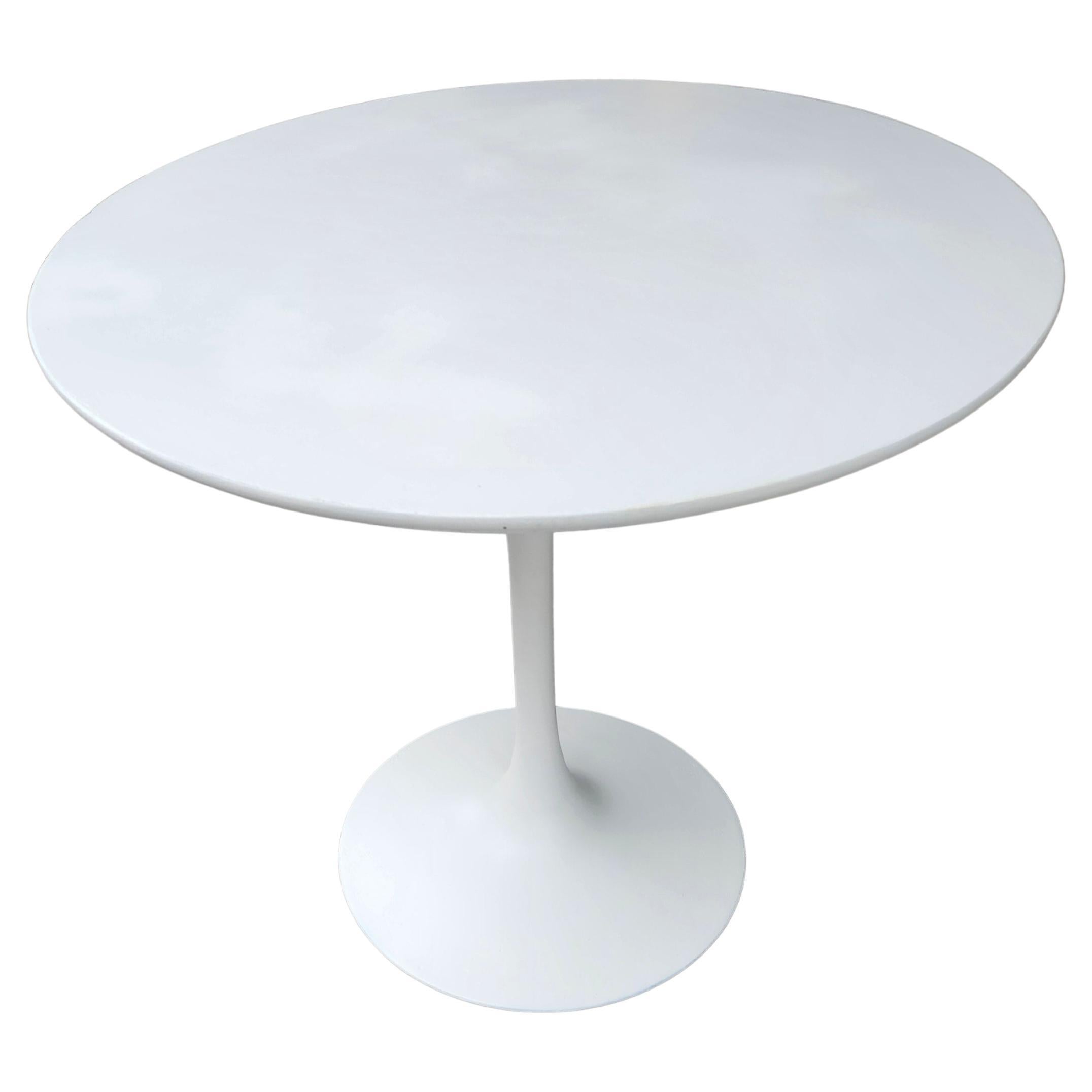 Moderner Esstisch im Saarinen-Stil aus der Jahrhundertmitte von Burke C1965 im Angebot