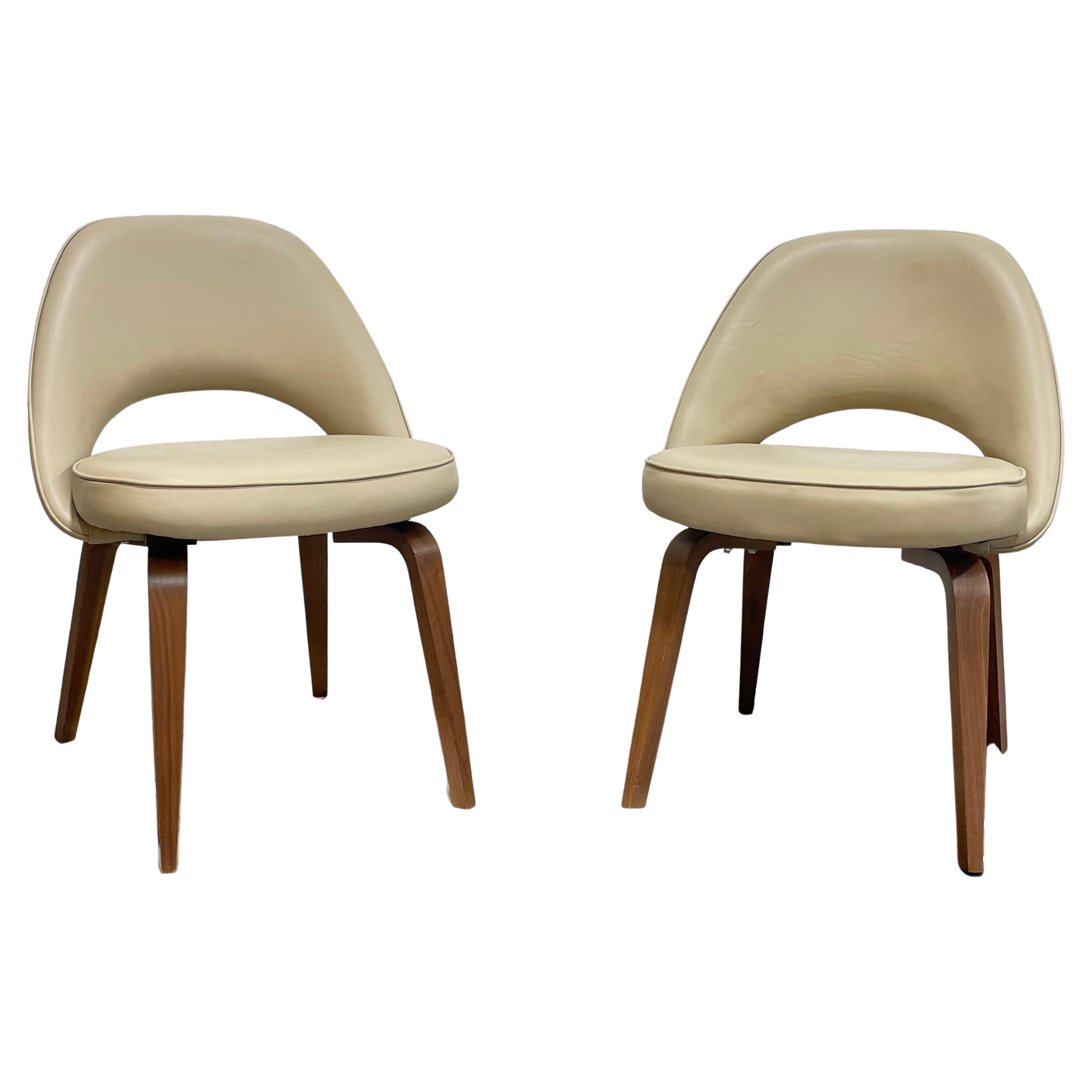 Paire de chaises d'appoint de style Saarinen du milieu du siècle dernier