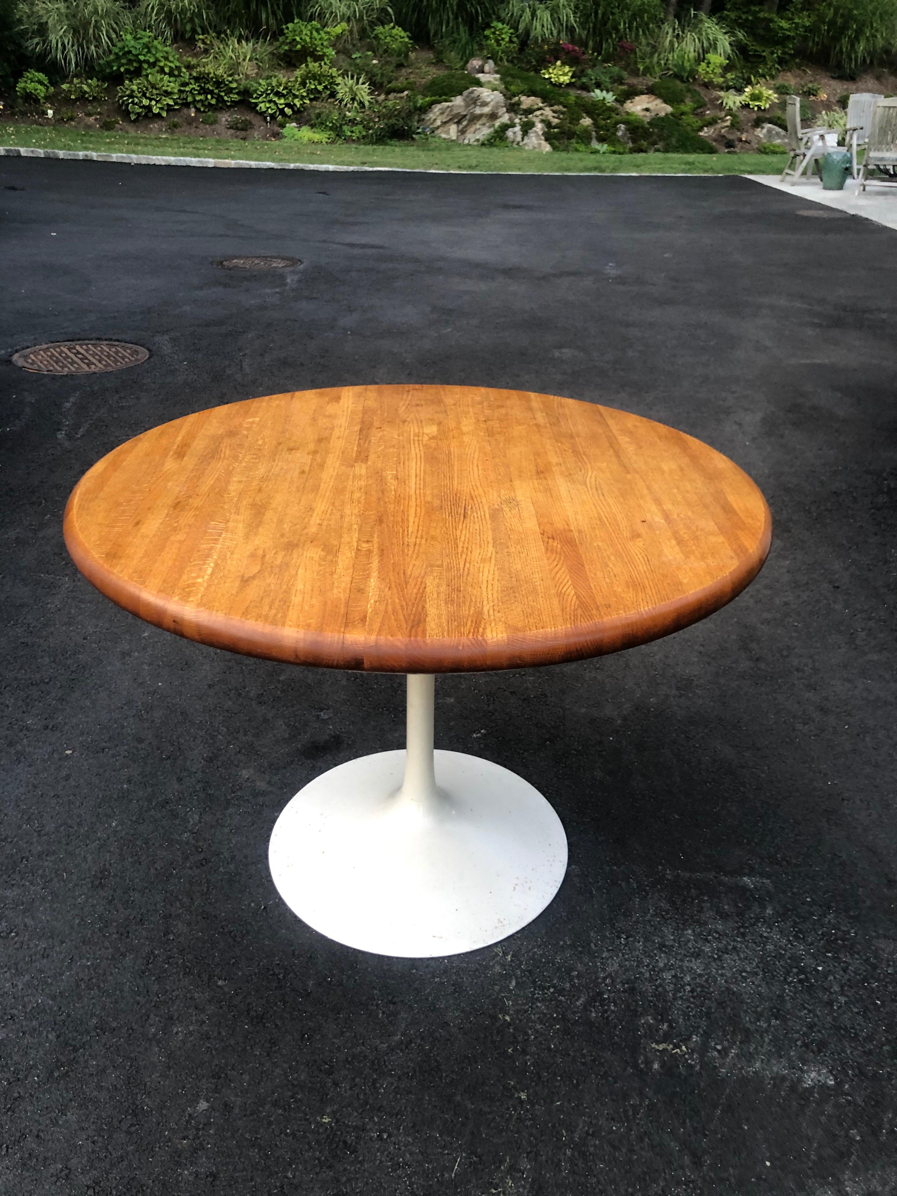 Mid-Century Modern Saarinen Tulip Table In Good Condition In Redding, CT
