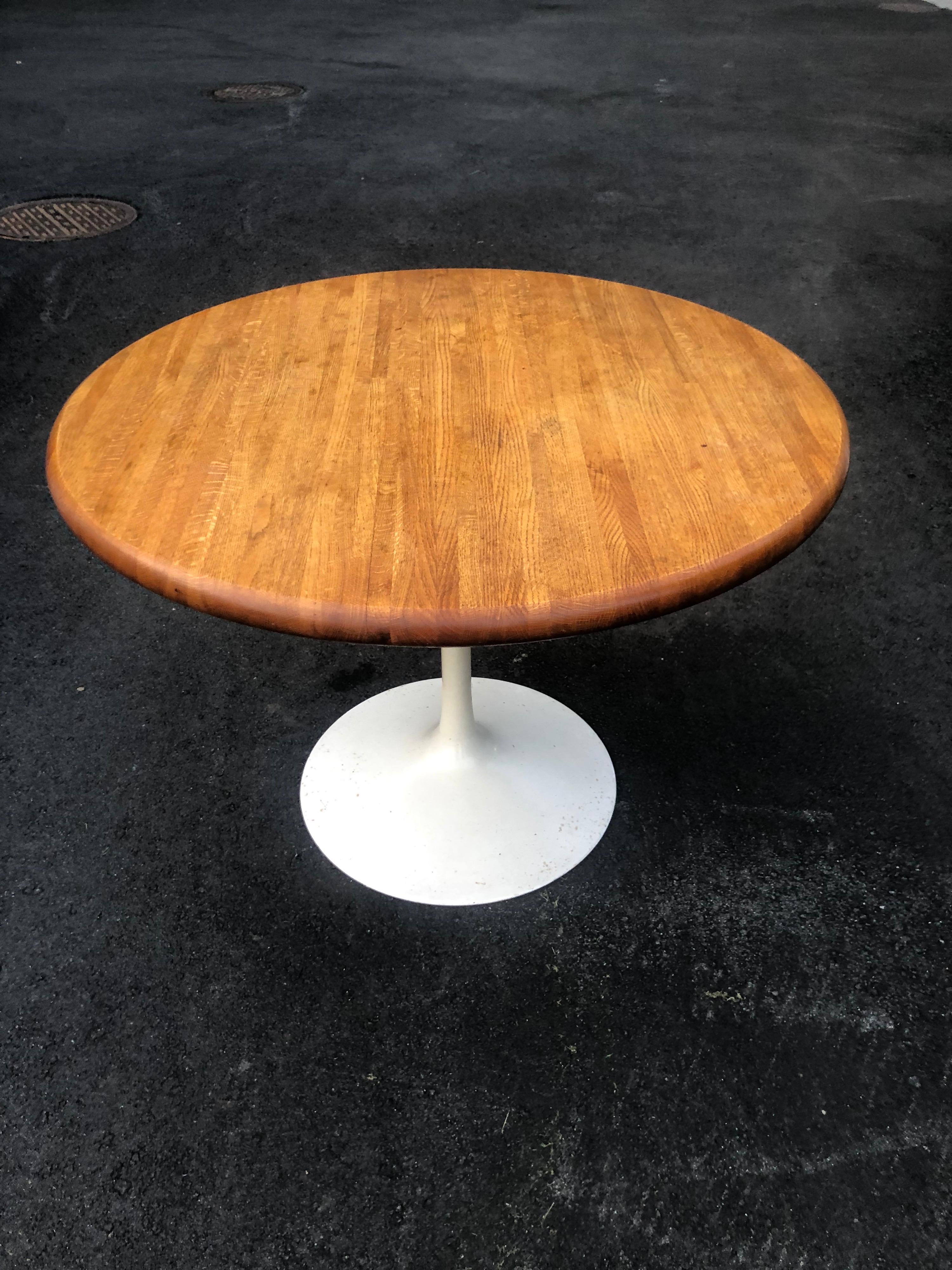 Mid-Century Modern Saarinen Tulip Table 1