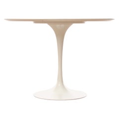 Mid-Century Modern Saarinen White Table, 4/6 Seats