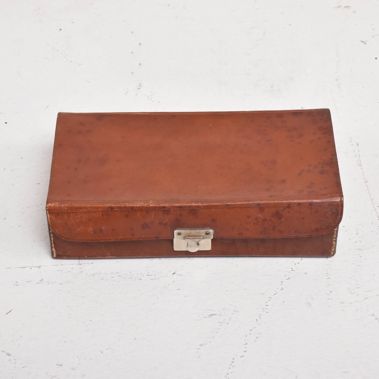 For your consideration, a Mid-Century Modern saddle leather box with lock.
Dimensions: 5 1/2