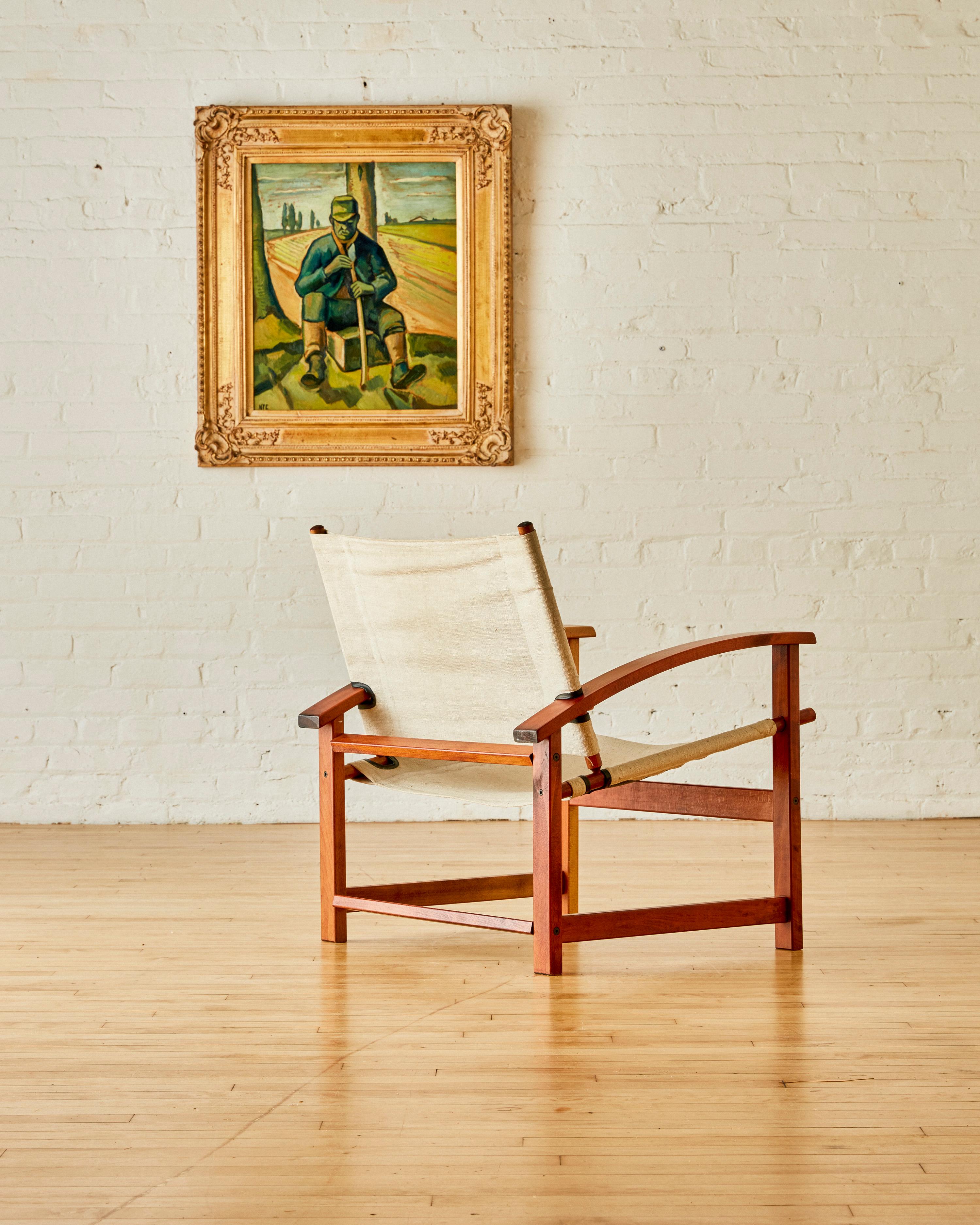 Chaise Safari de Mid Century Mobler, avec accoudoirs incurvés et assise en bandoulière, en toile et bois.

Hyllinge Mobler est un fabricant de meubles suédois réputé pour la qualité de ses meubles modernes du milieu du siècle. L'entreprise s'est