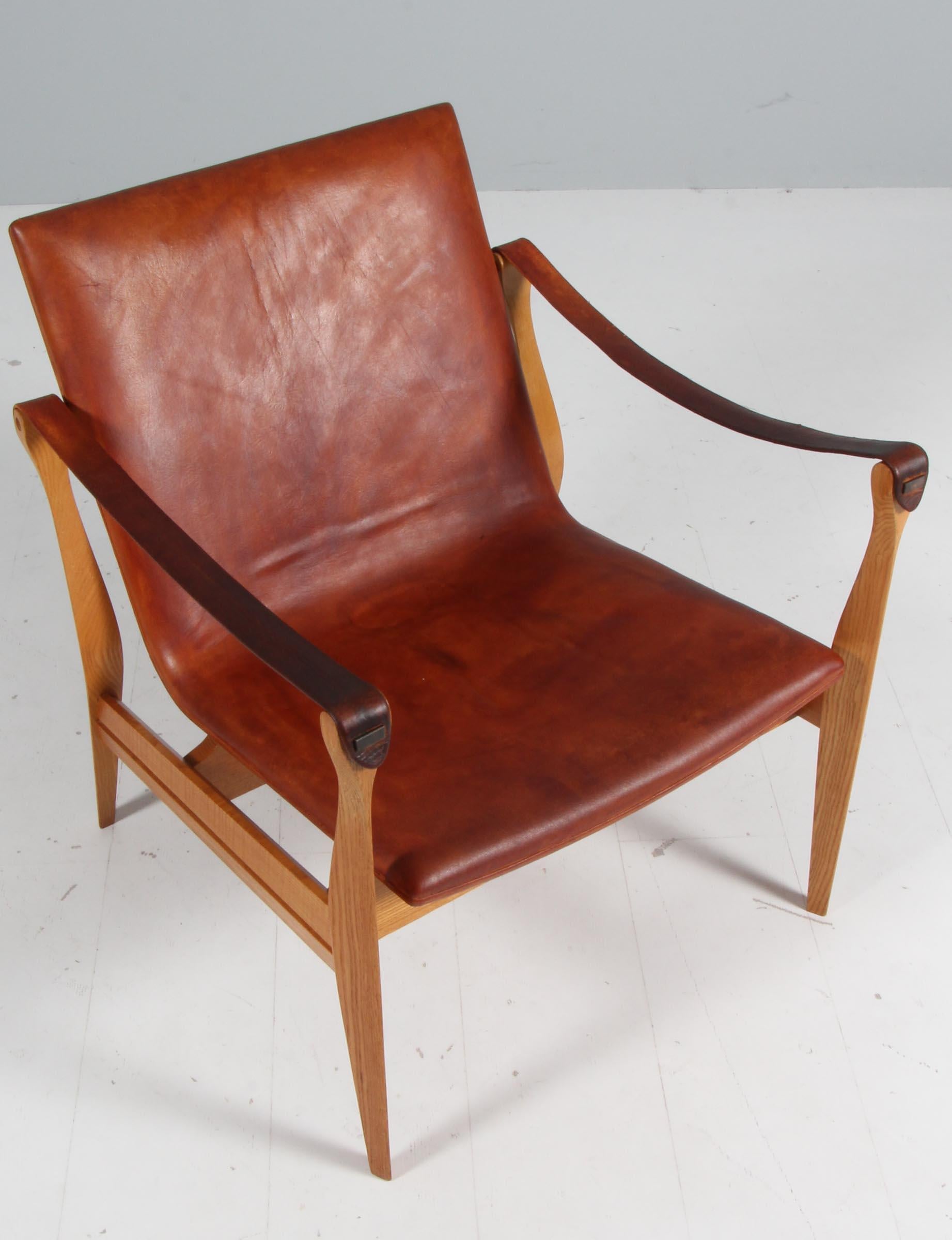 Very beautiful Safari Chair by Ebbe & Karen Clemmensen for Fritz Hansen designed in 1958 and produced in Denmark. The frame is made of ash and the seat is in original patinated nature leather
