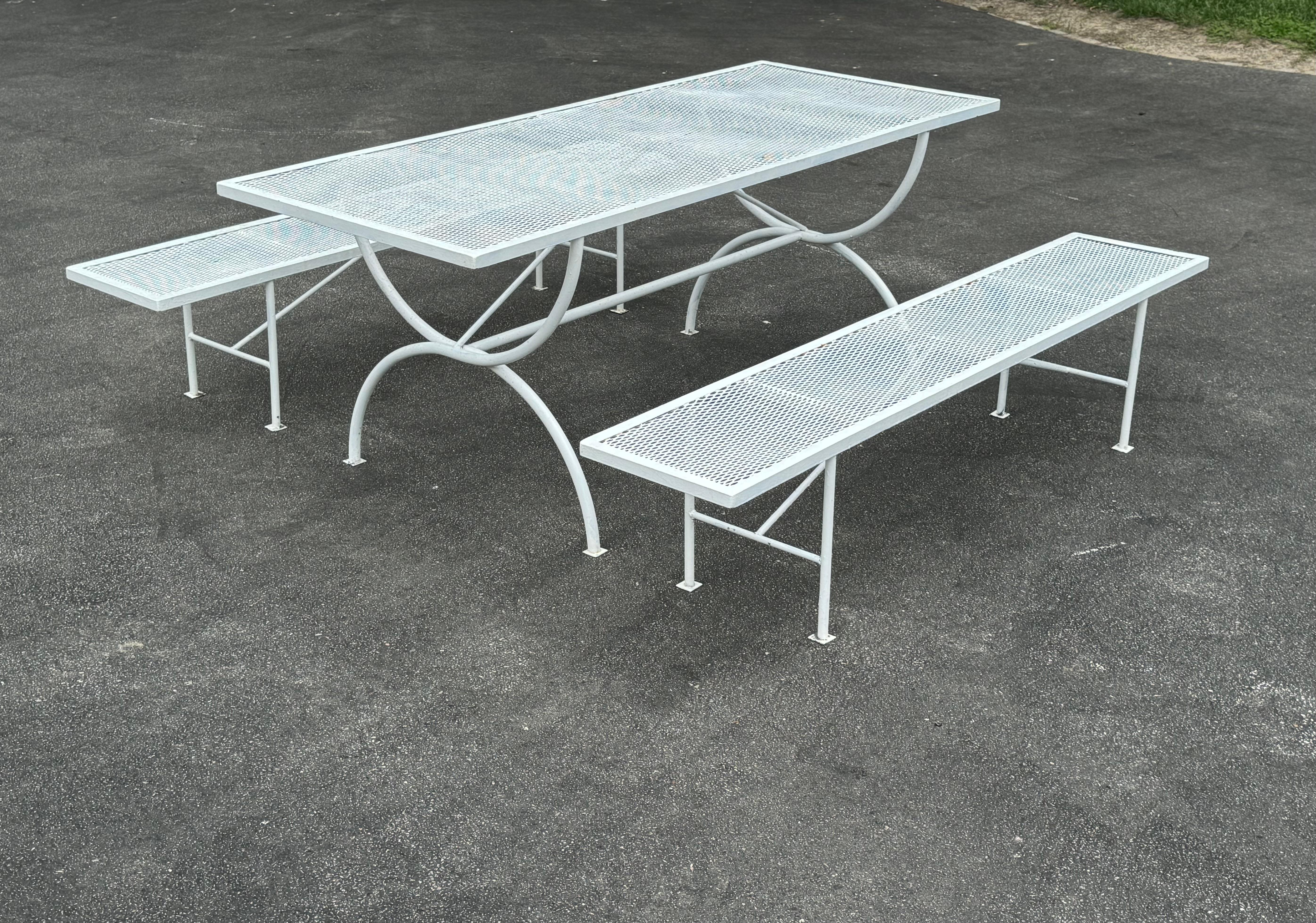 Ensemble de salle à manger pour patio ou jardin dans le style d'une table de pique-nique avec deux bancs, peu commun, datant des années 1960 et de l'époque de Salterini, peint en blanc, en fer forgé et en maille. Ensemble de salle à manger