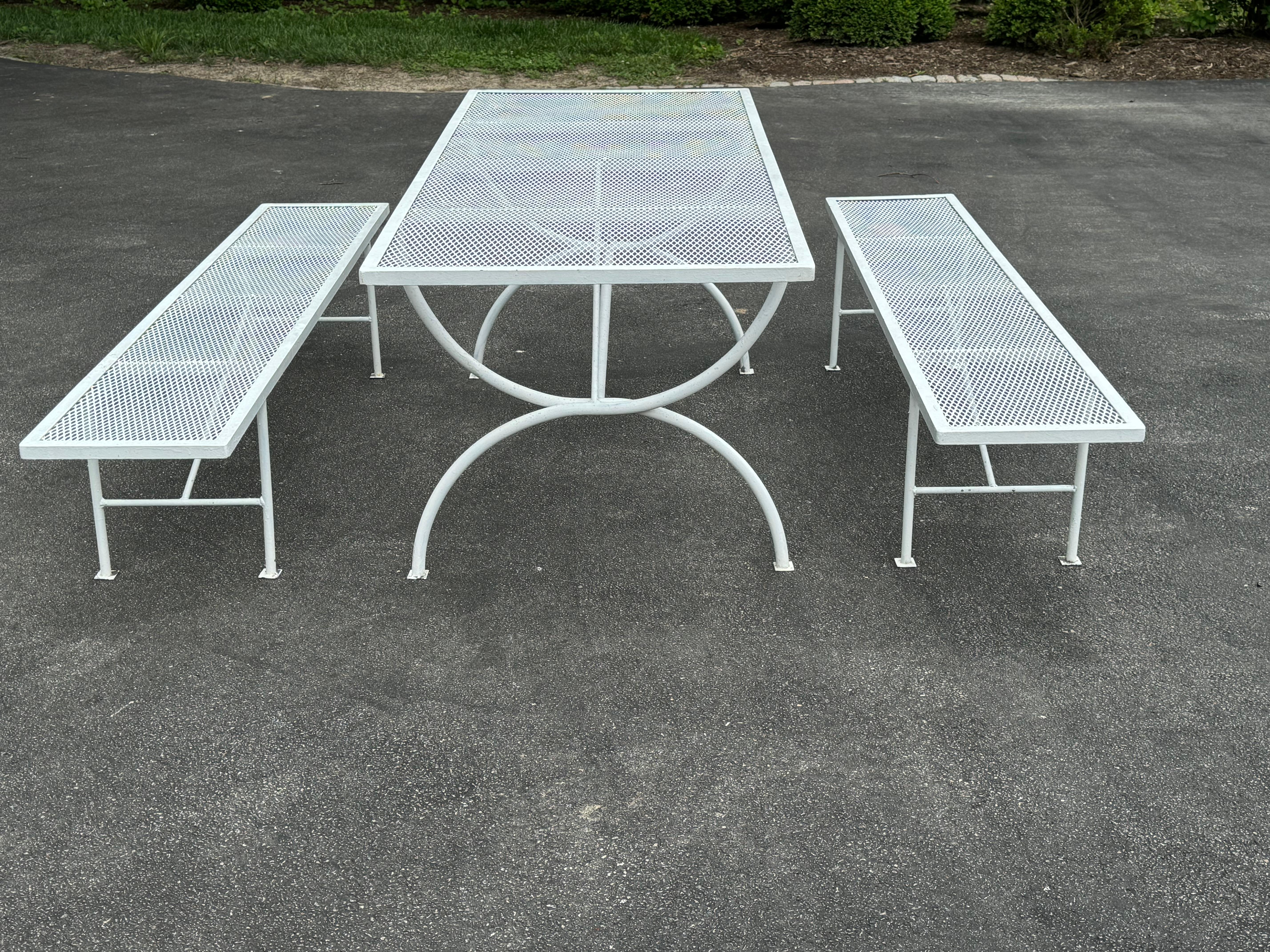 Mid-Century Modern The Moderns Modern Salterini Era White Picnic Bench Table or Patio Dining Set en vente