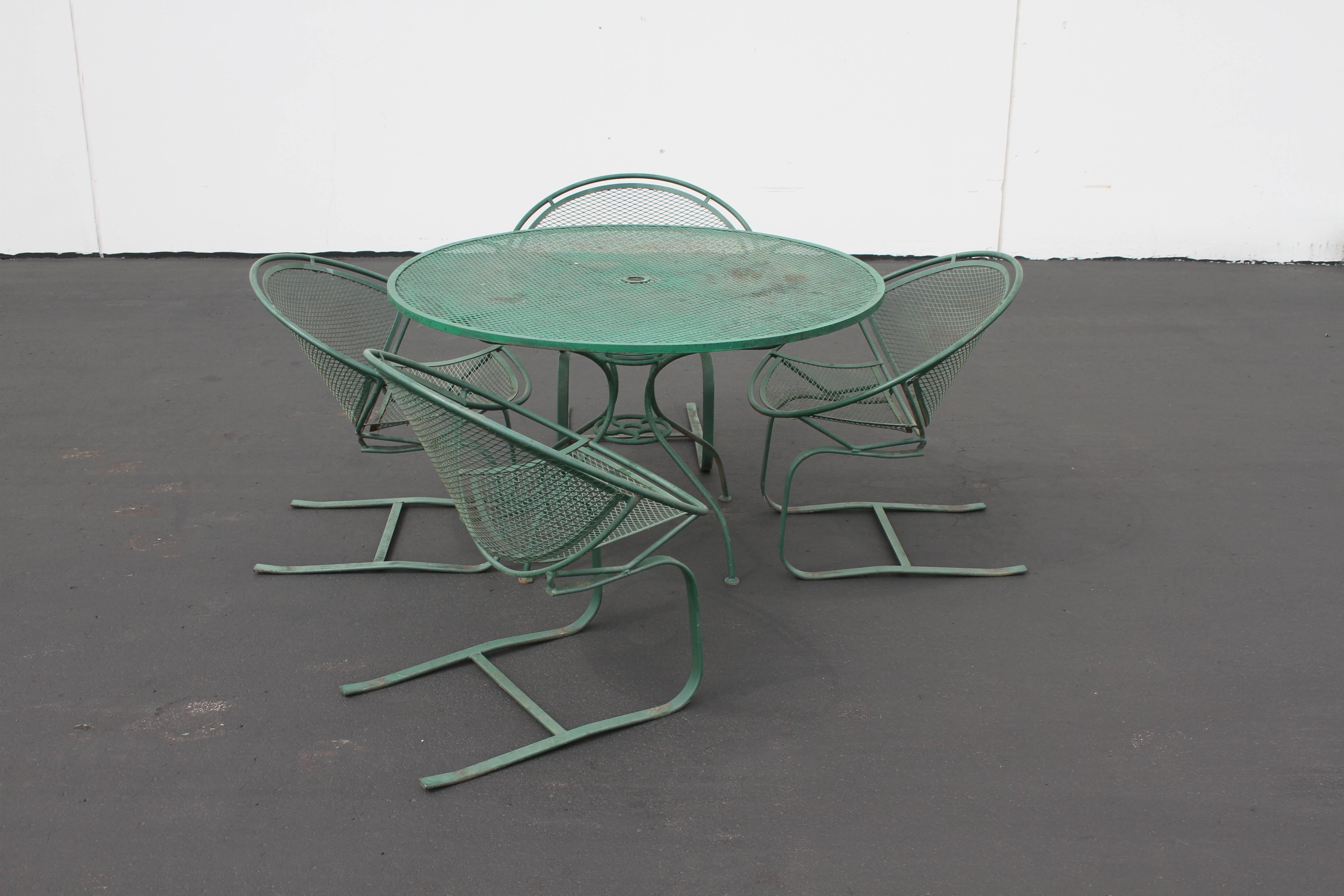 Mid-Century Modern Salterini Patio Set Table with Four Radar Chairs In Good Condition In St. Louis, MO