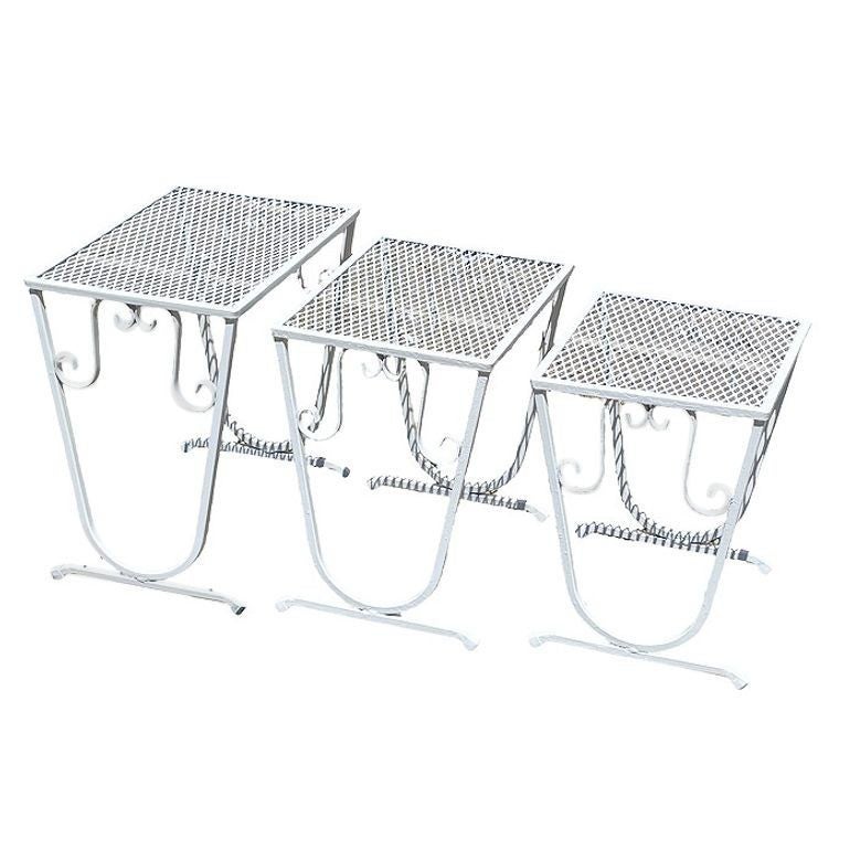 Ensemble de 3 tables gigognes en fer forgé à mailles, style Salterini « Mid-Century Modern » en vente