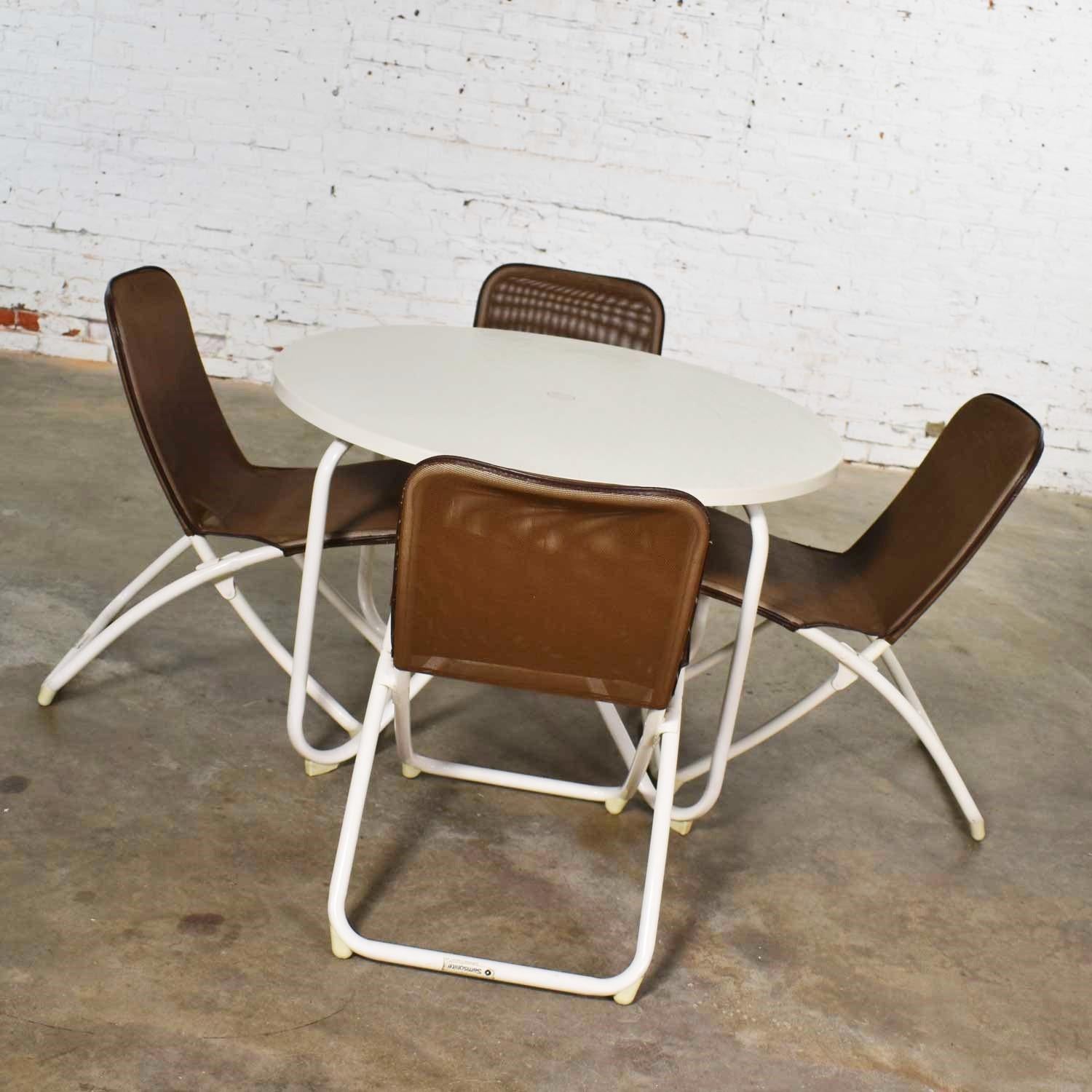 Handsome Mid-Century Modern round patio dining table and 4 folding sling chairs by Samsonite. They are in fabulous vintage condition with no outstanding flaws we have detected. Please see photos, circa 1960s-1970s.

We are in love with this