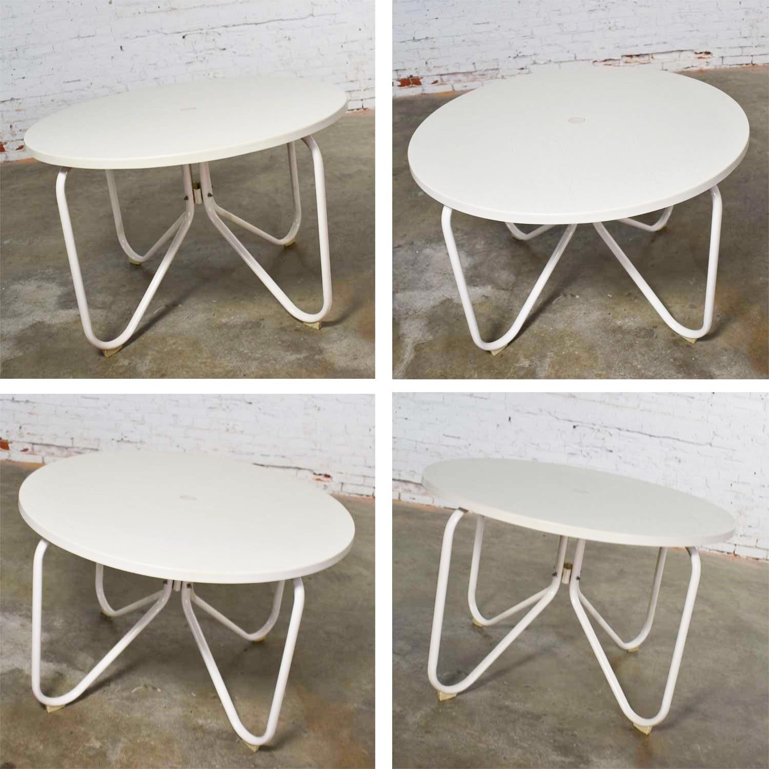 Mid-Century Modern Samsonite Round Patio Dining Table and 4 Folding Sling Chairs In Good Condition In Topeka, KS