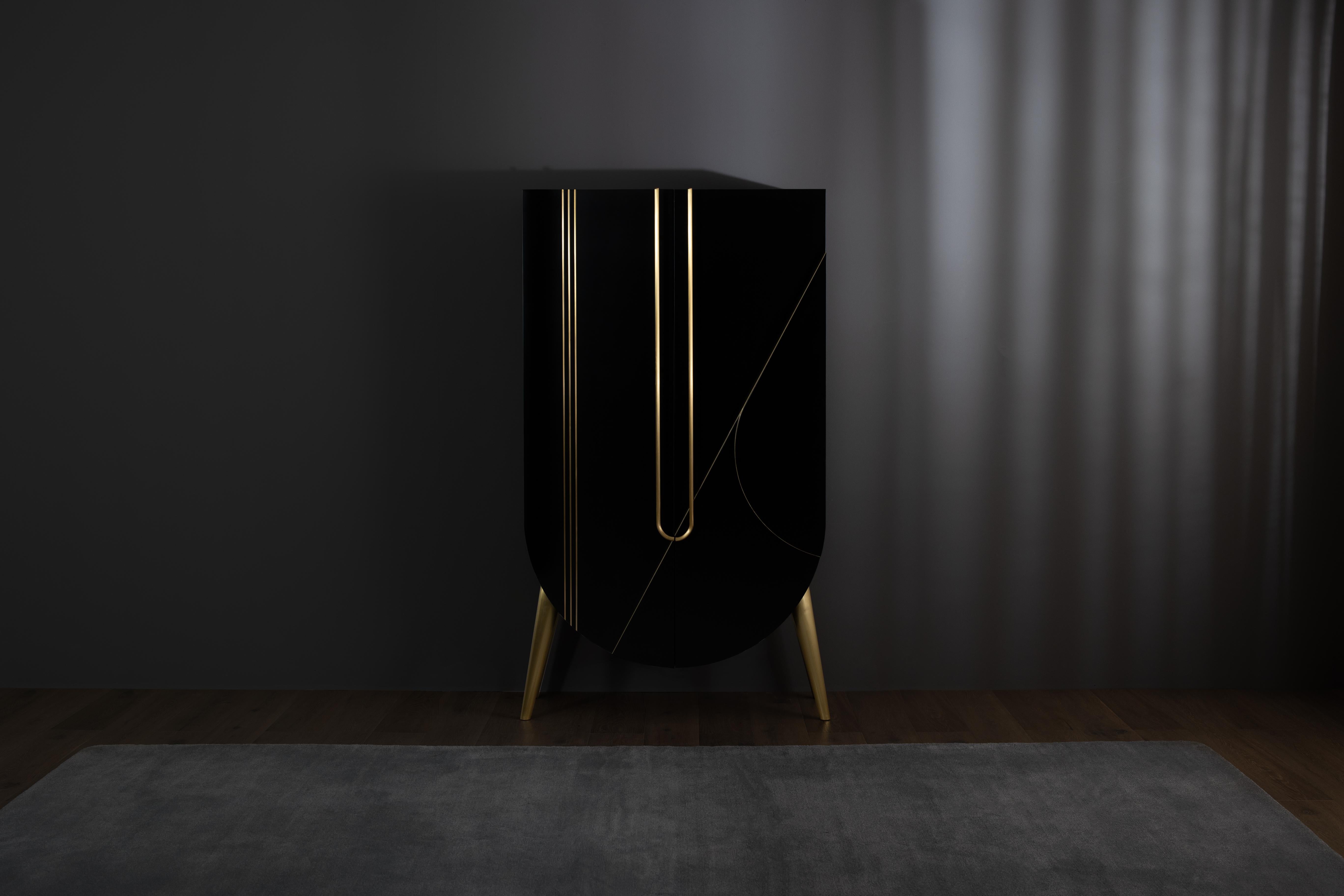 Mid-Century moderno Mobile da bar Saqris, nero e ottone, fatto a mano da Greenapple in vendita