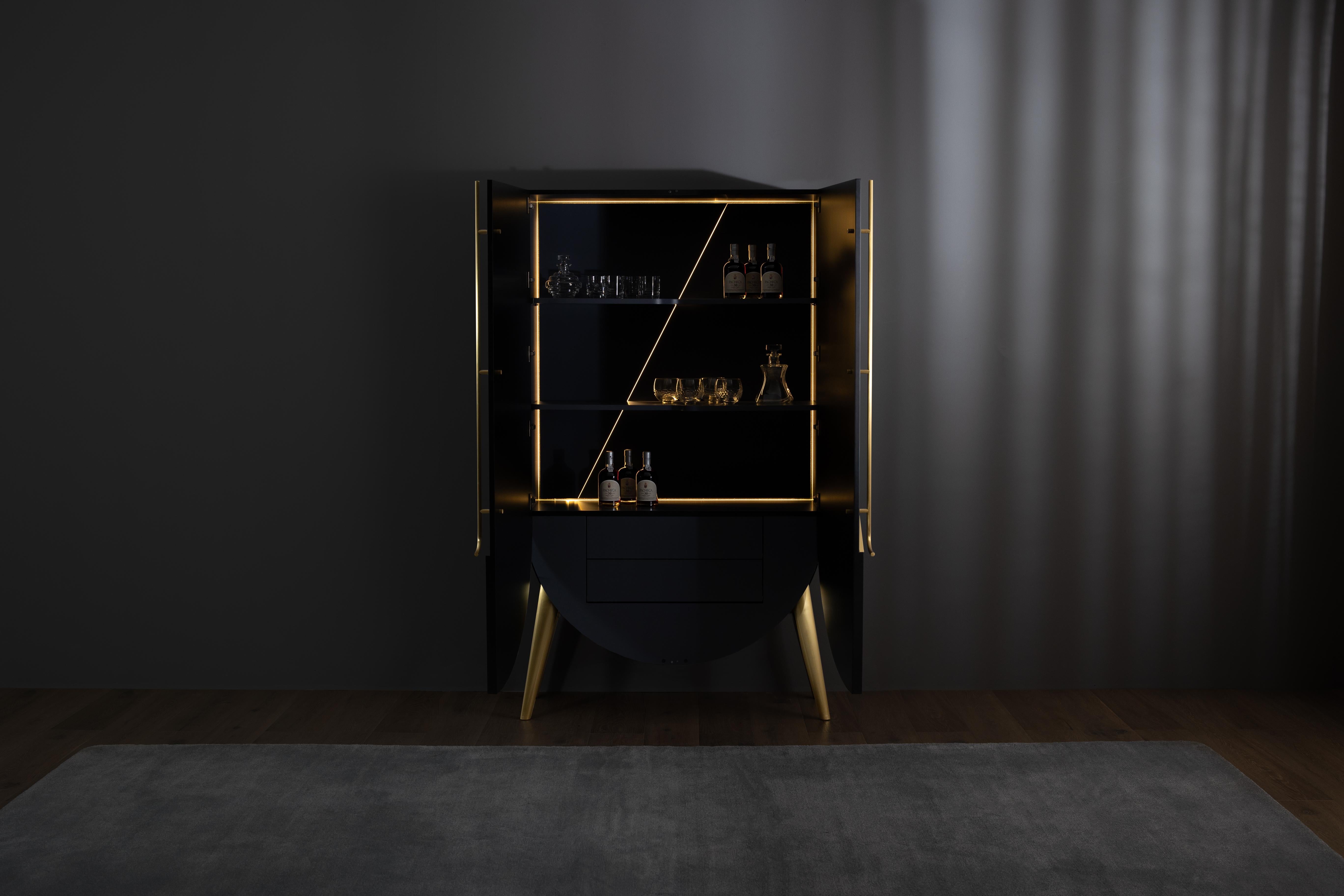 Mobile bar Saqris, collezione Contemporary, realizzato a mano in Portogallo - Europa di Greenapple.

Il mobile Saqris trae ispirazione dal patrimonio culturale della regione più meridionale del Portogallo, integrando il suo design con sottili