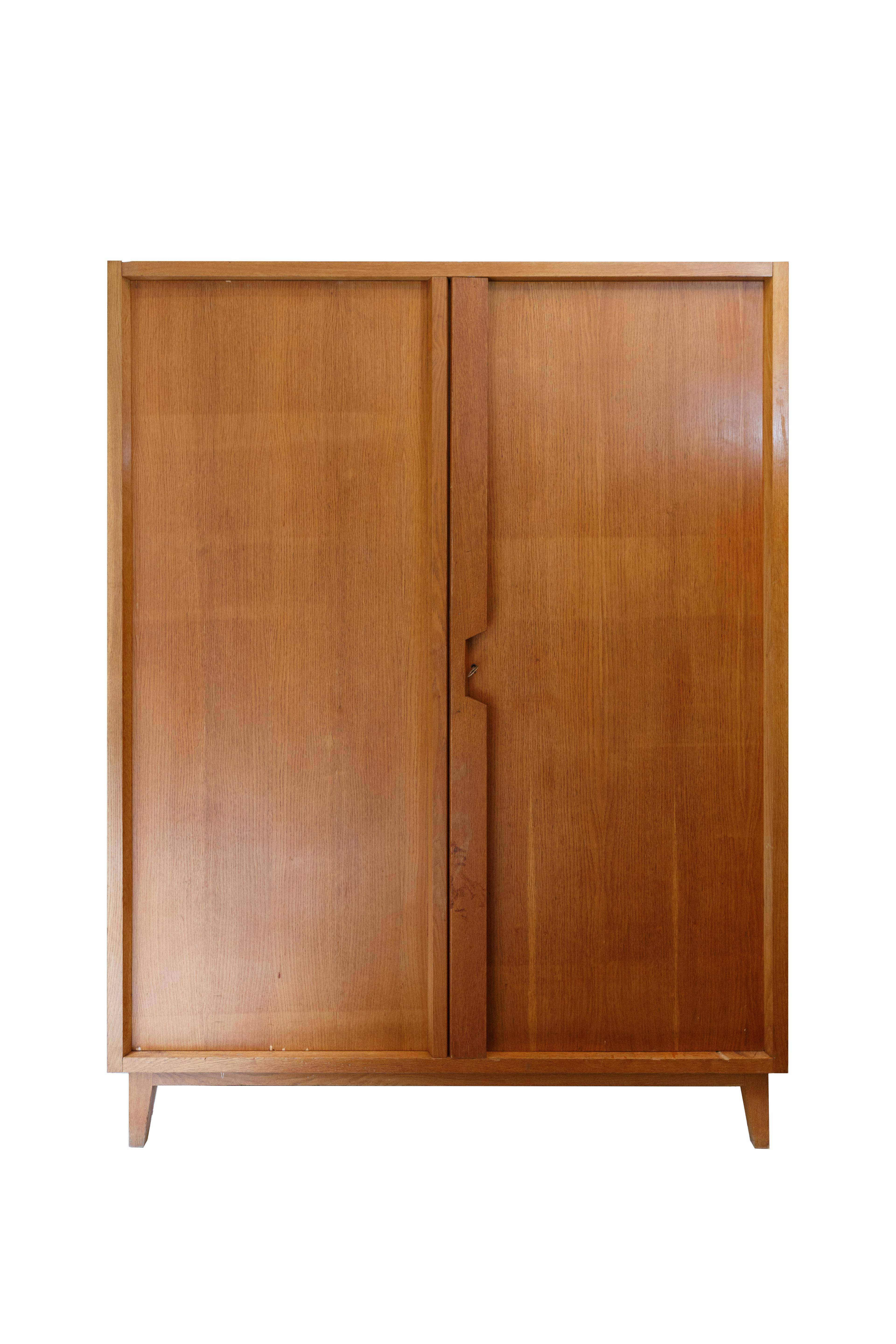Mid-Century Modern satinwood wardrobe with shelves and draws in the style of Gio Ponti.
Pair of elegant furniture with an essential line, rationally constructed, removable and interlocking , can be used as wardrobes as containers both in bedrooms