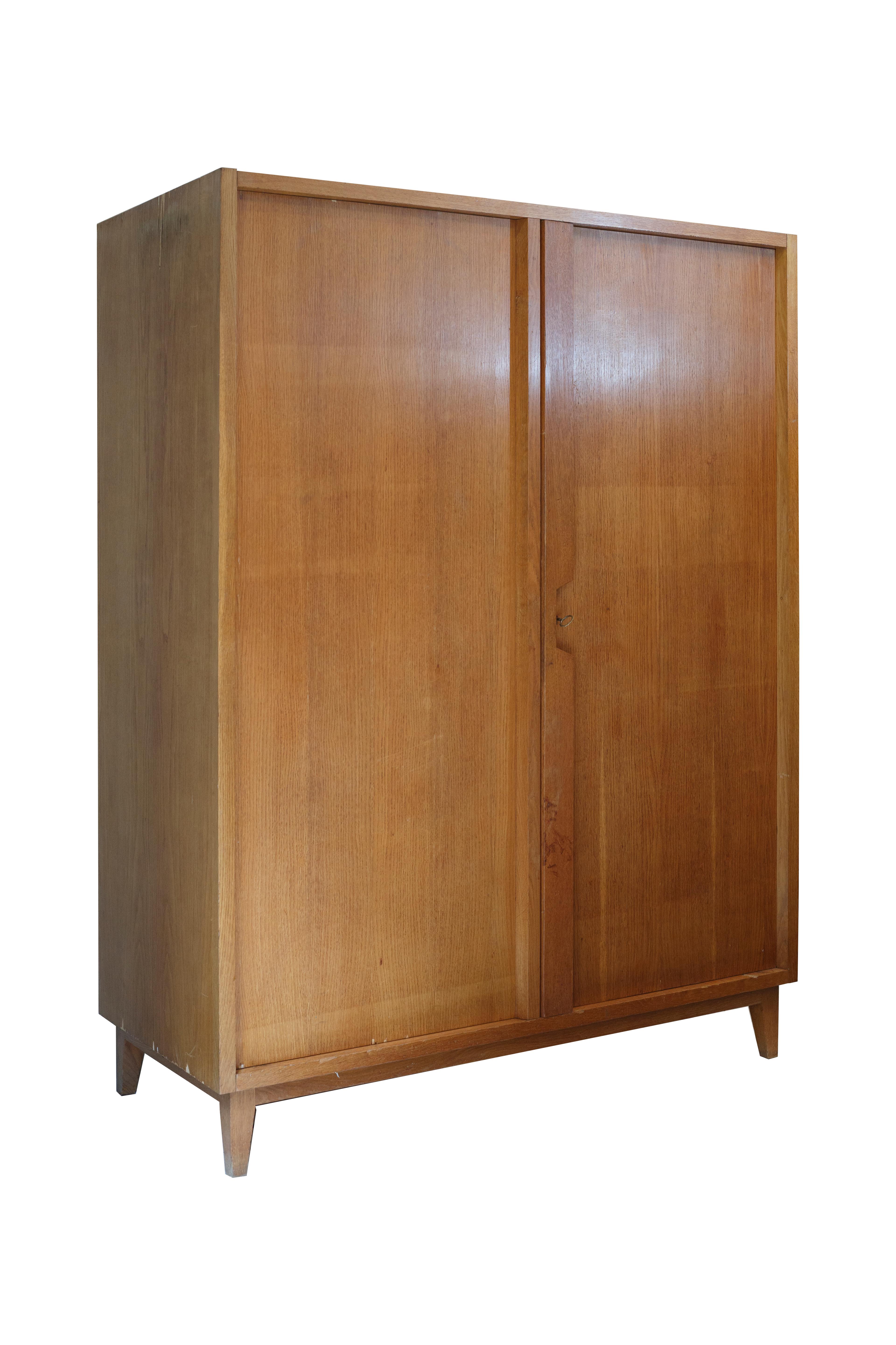 Mid-Century Modern Satinwood Wardrobe with Shelves and Draws Style Gio Ponti In Good Condition In Lucca, IT