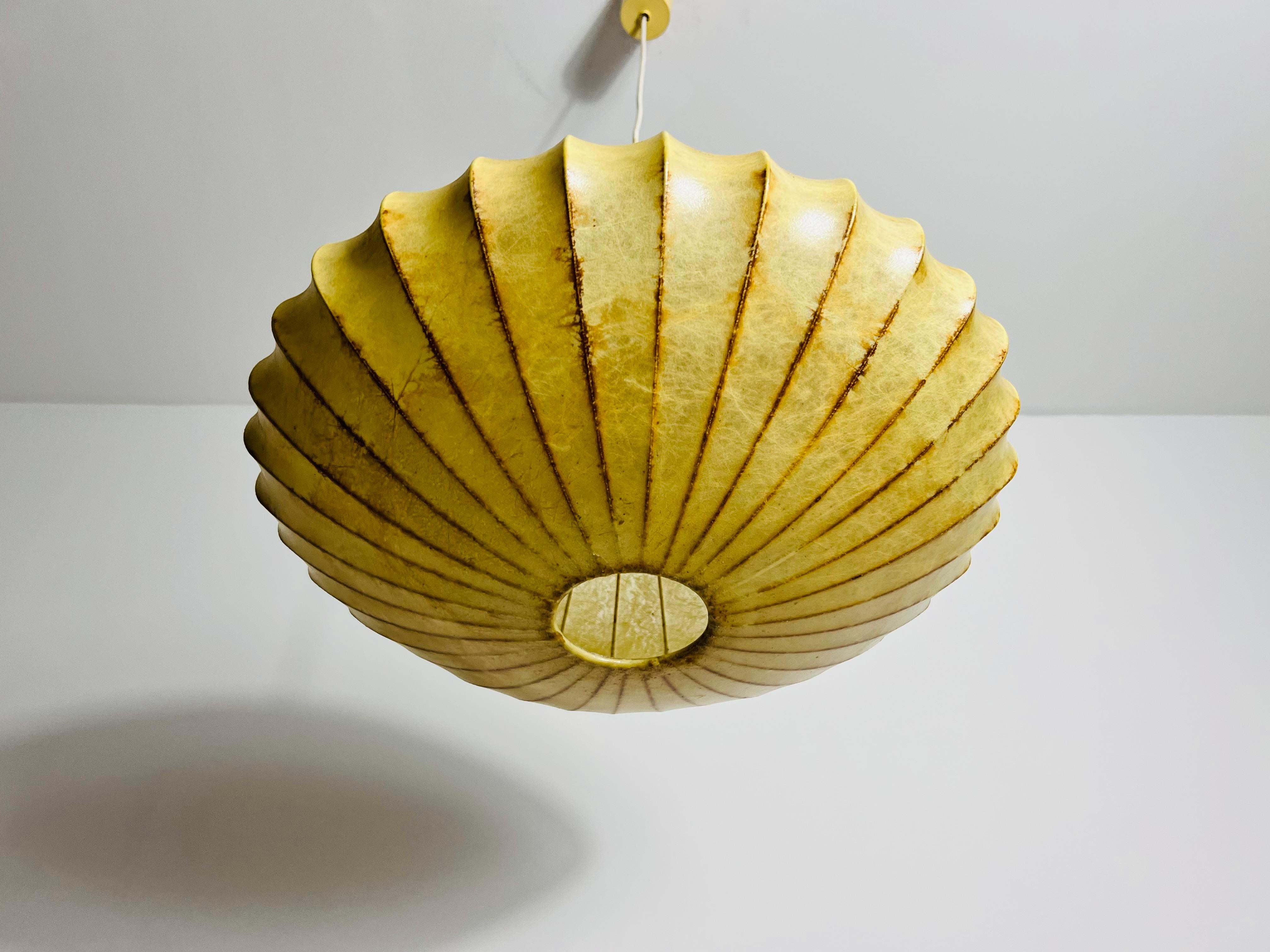 Lampada a sospensione a piattino Cocoon della modernità di metà secolo, anni '60 in vendita 3