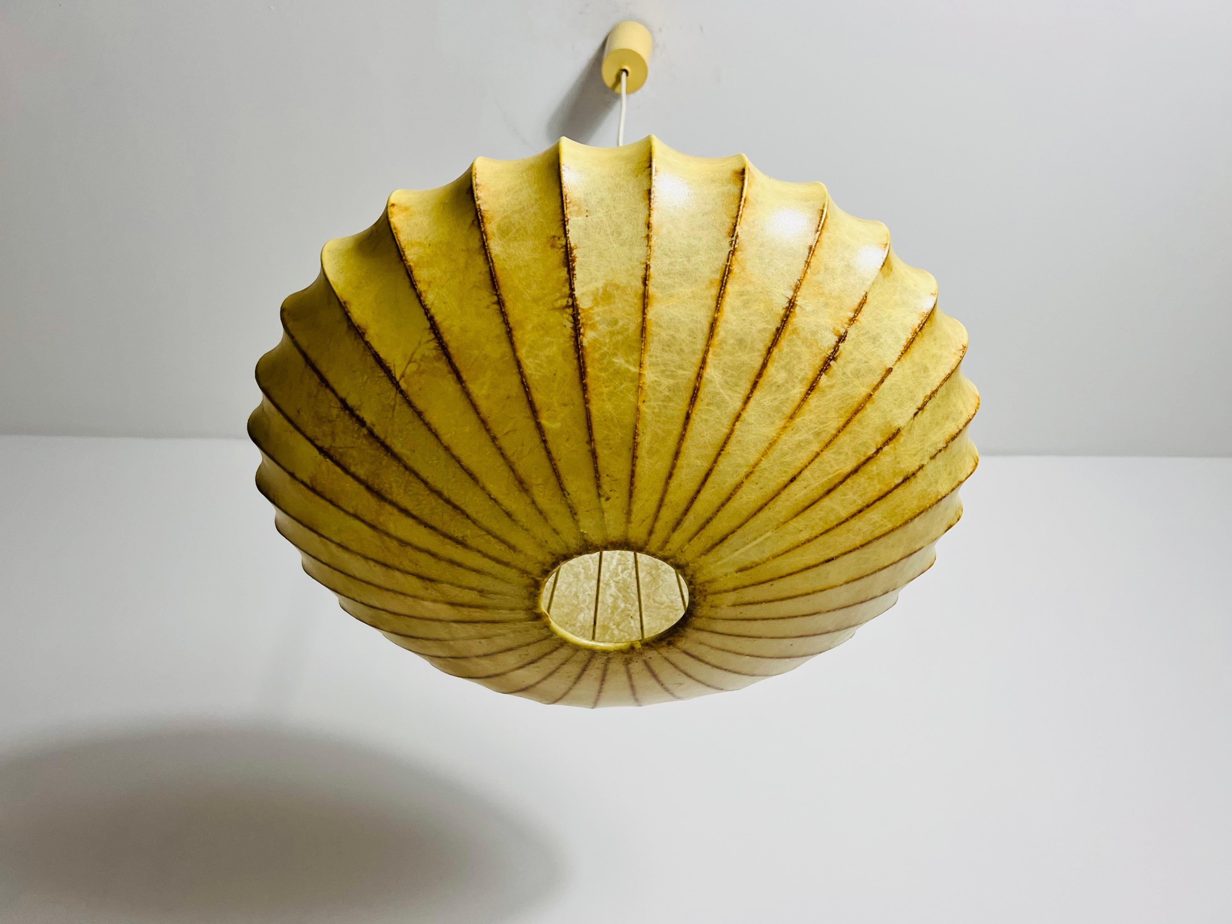 Lampada a sospensione a piattino Cocoon della modernità di metà secolo, anni '60 in vendita 4