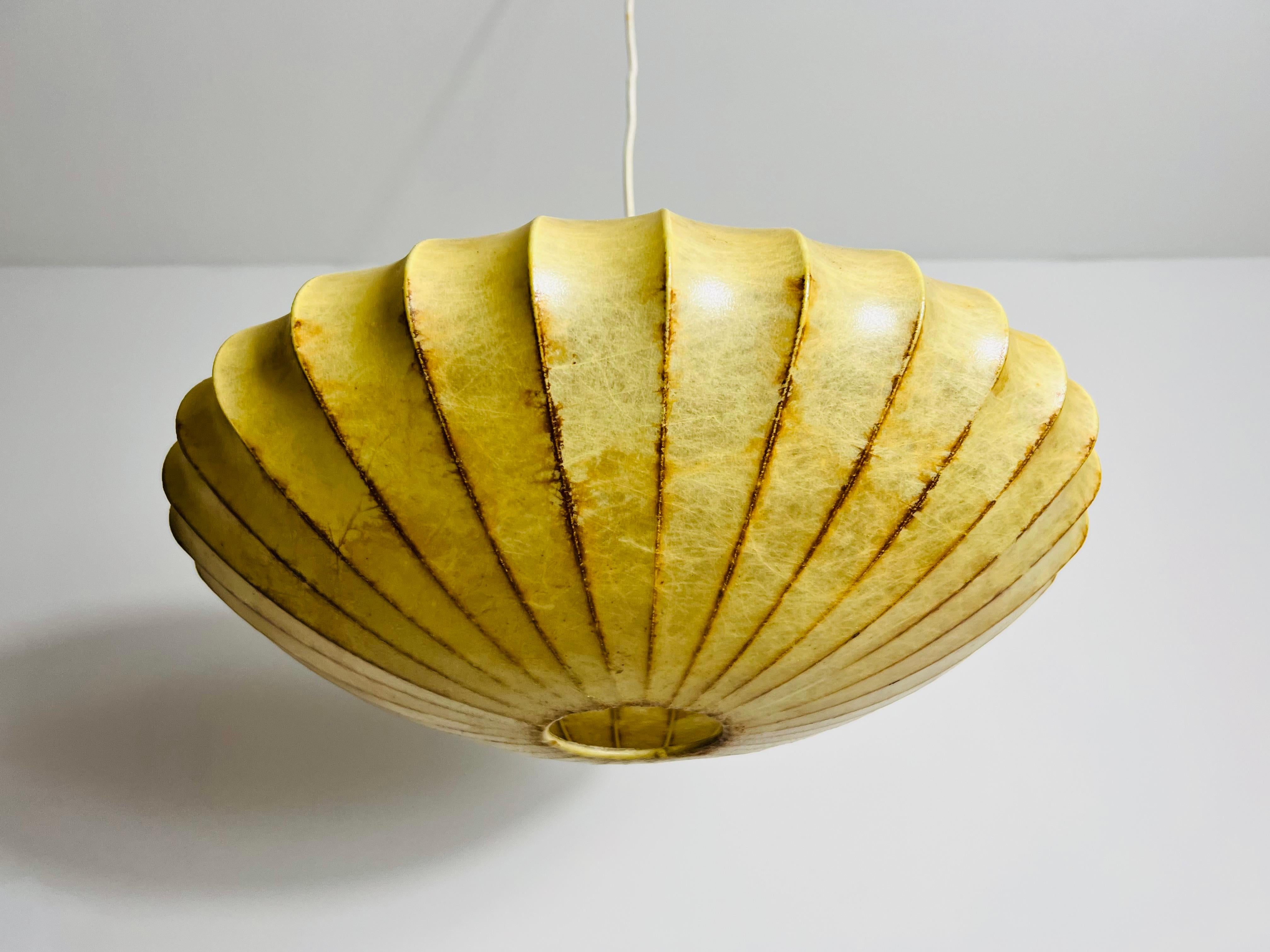 Lampada a sospensione a piattino Cocoon della modernità di metà secolo, anni '60 in vendita 5