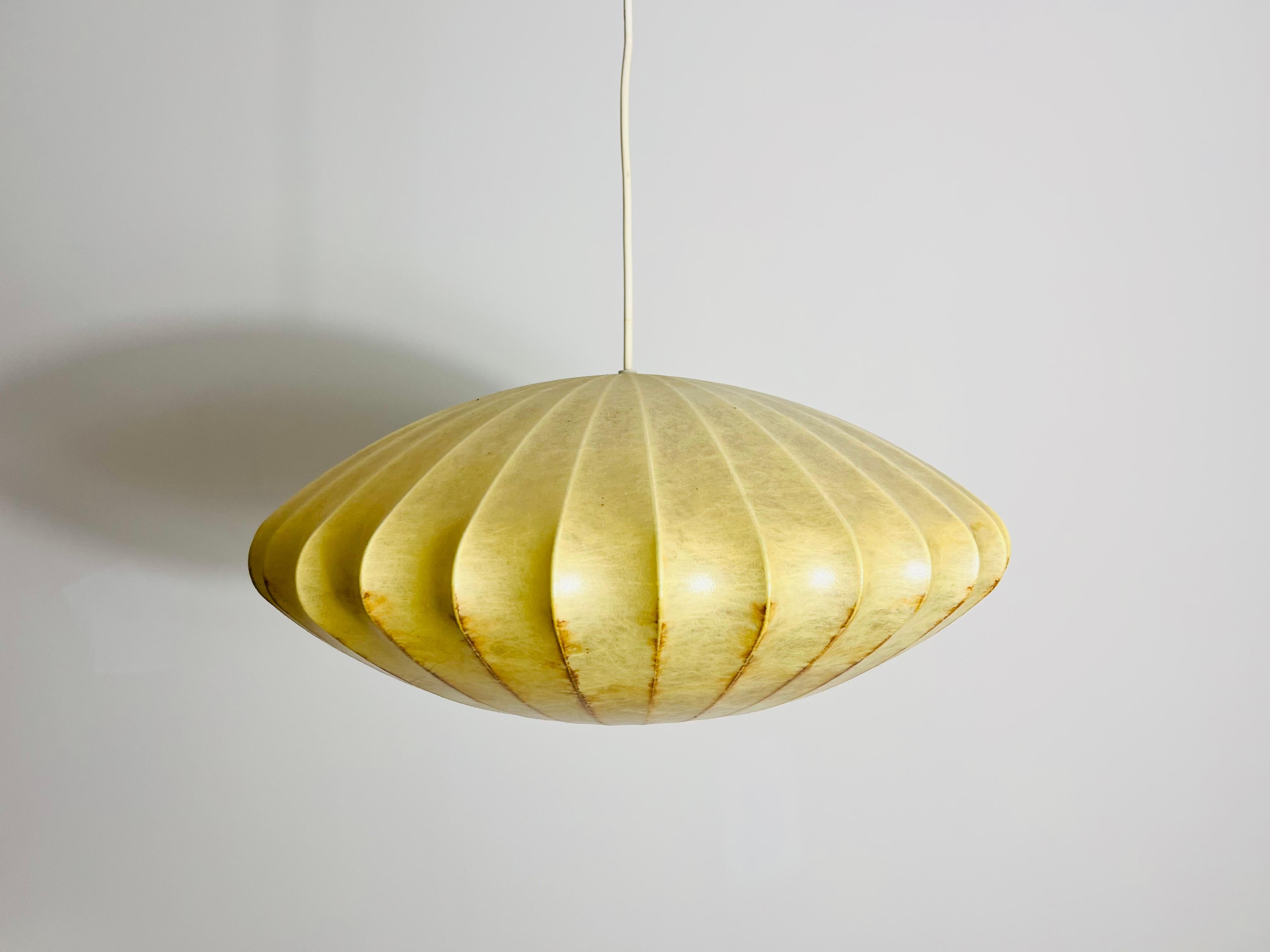 Lampada a sospensione a piattino Cocoon della modernità di metà secolo, anni '60 in vendita 6