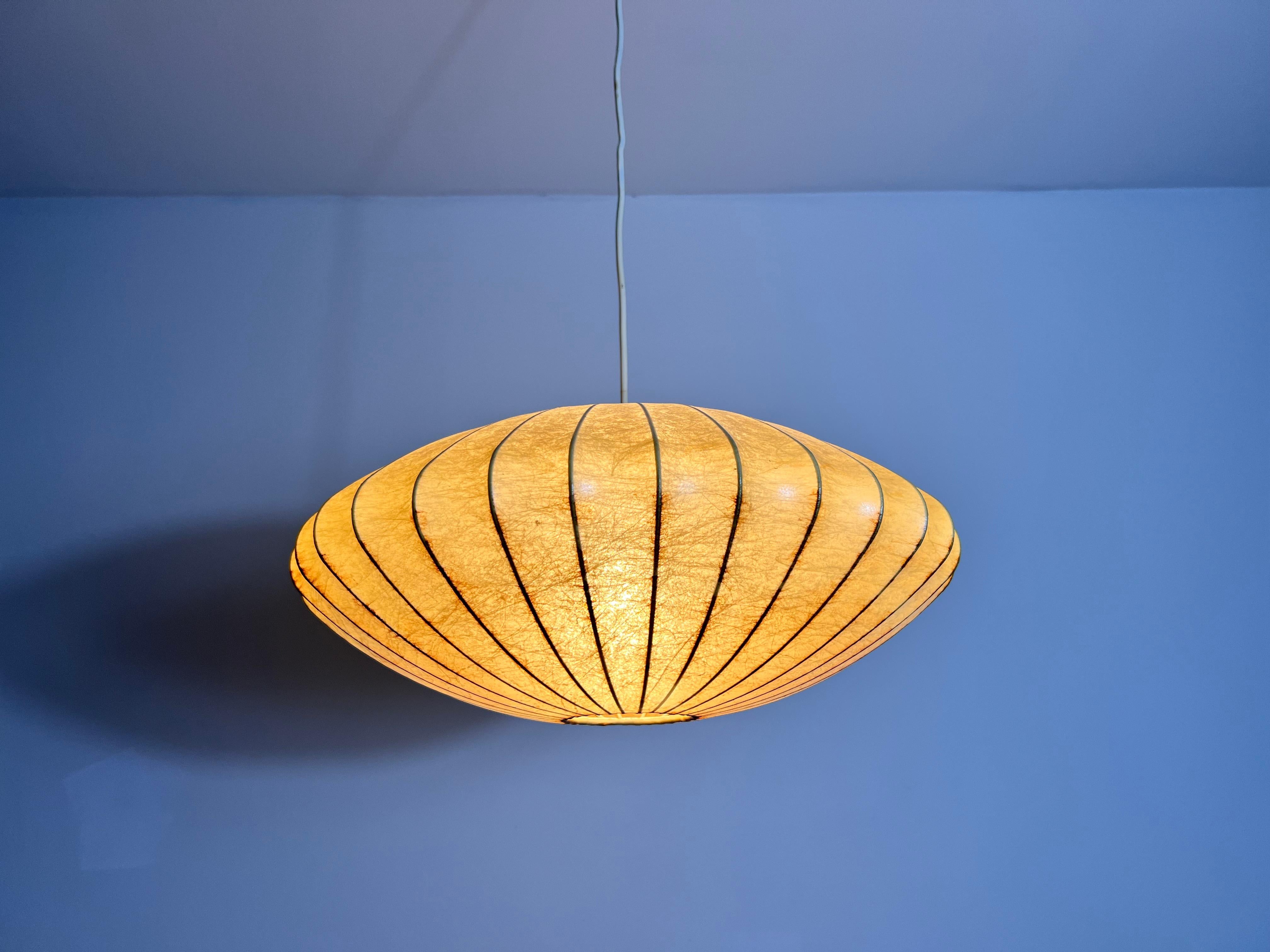 Lampada a sospensione a piattino Cocoon della modernità di metà secolo, anni '60 in vendita 7