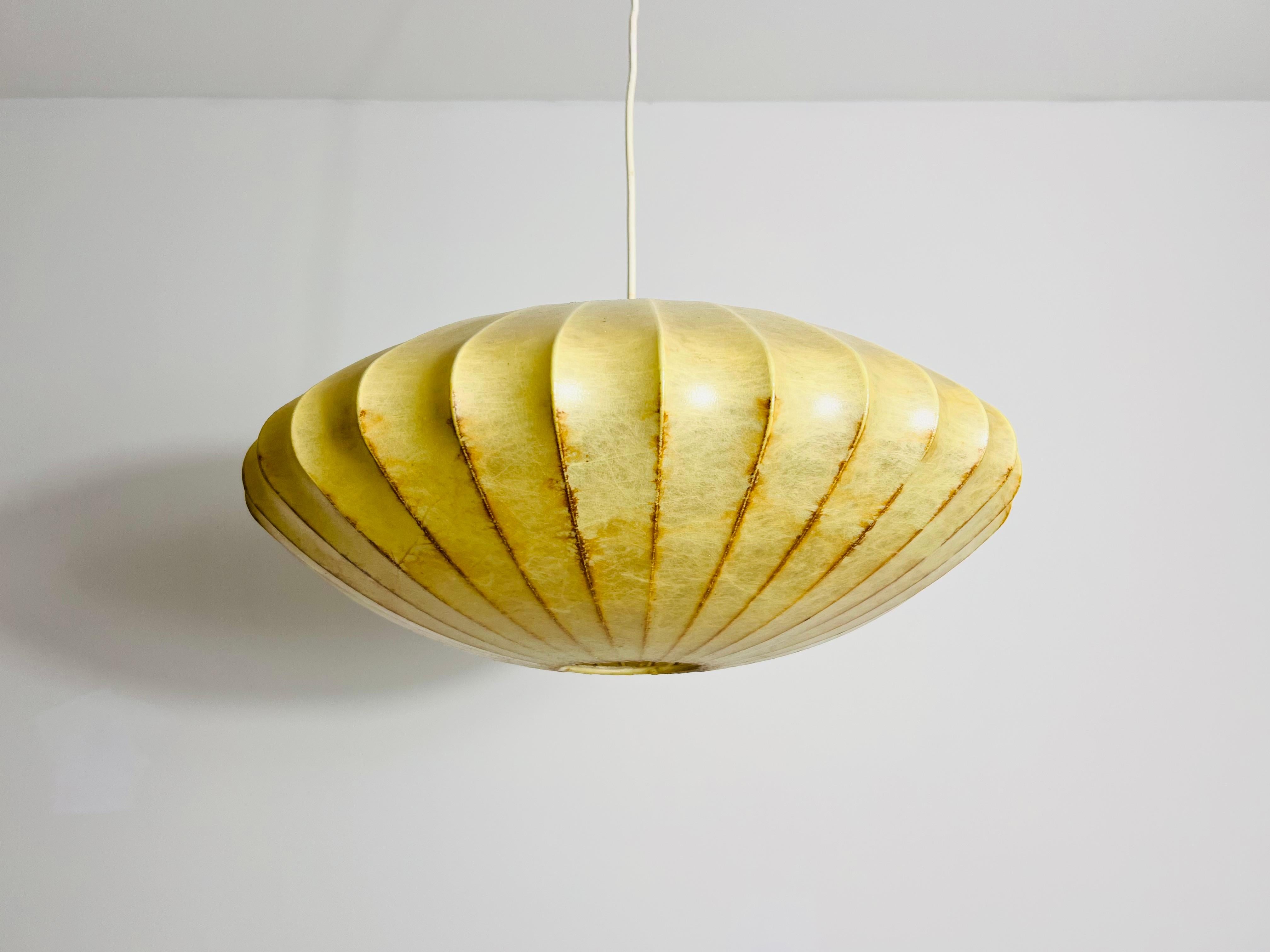 Mid-Century moderno Lampada a sospensione a piattino Cocoon della modernità di metà secolo, anni '60 in vendita