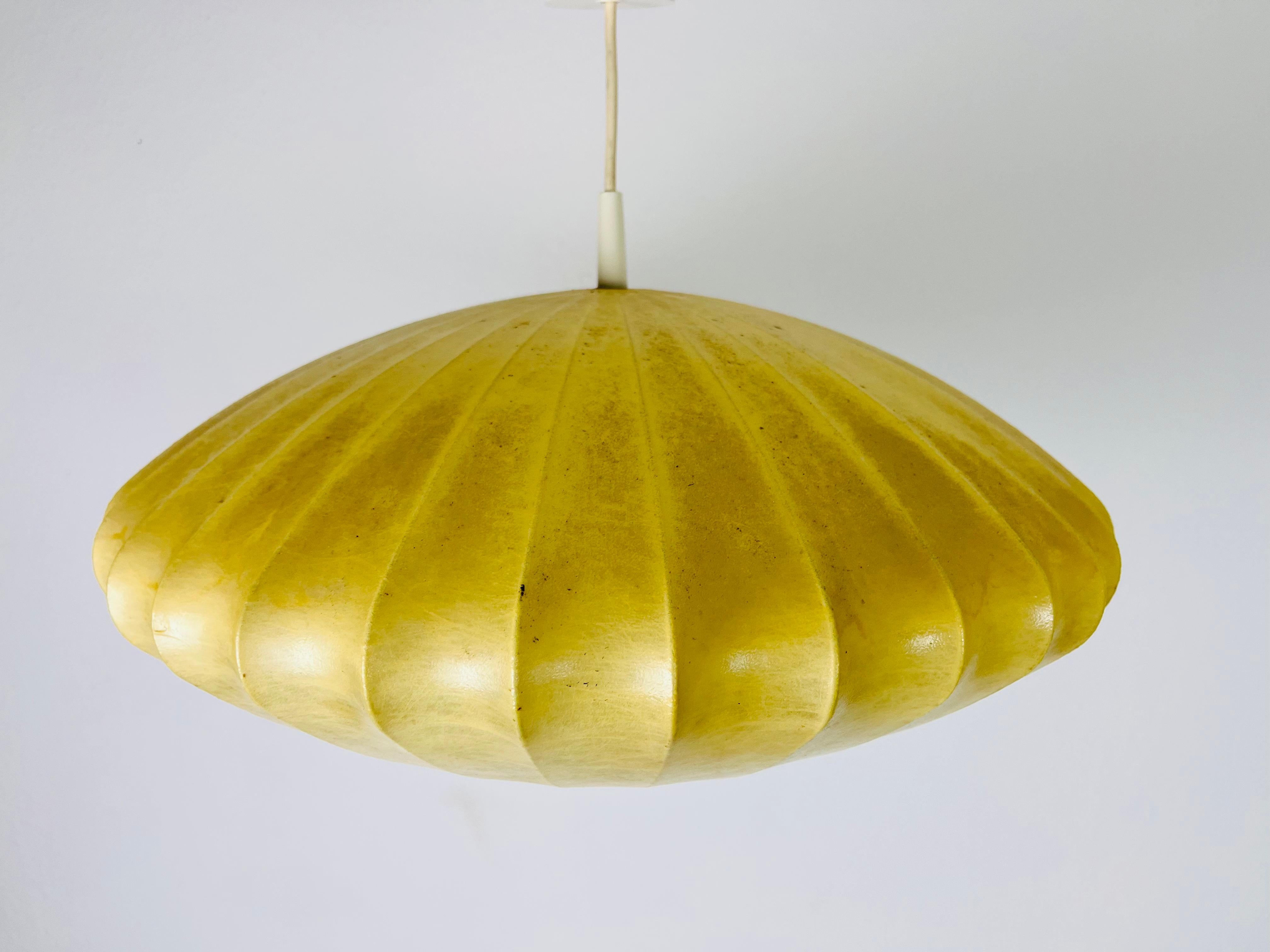 Americano Lampada a sospensione a piattino Cocoon della modernità di metà secolo, anni '60 in vendita