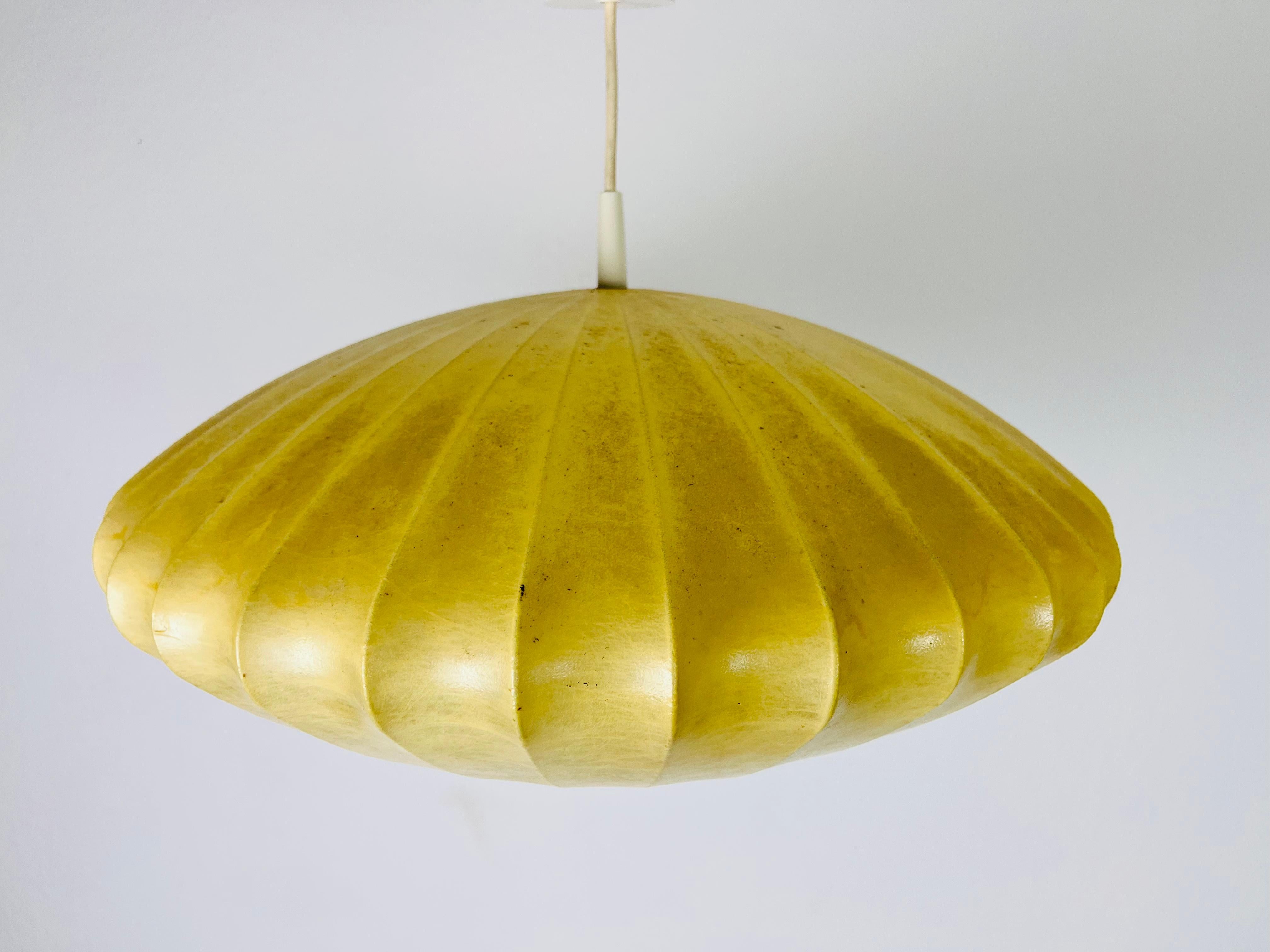 Mid-Century Modern Saucer Cocoon Pendant Lamp, 1960s In Good Condition For Sale In Hagenbach, DE