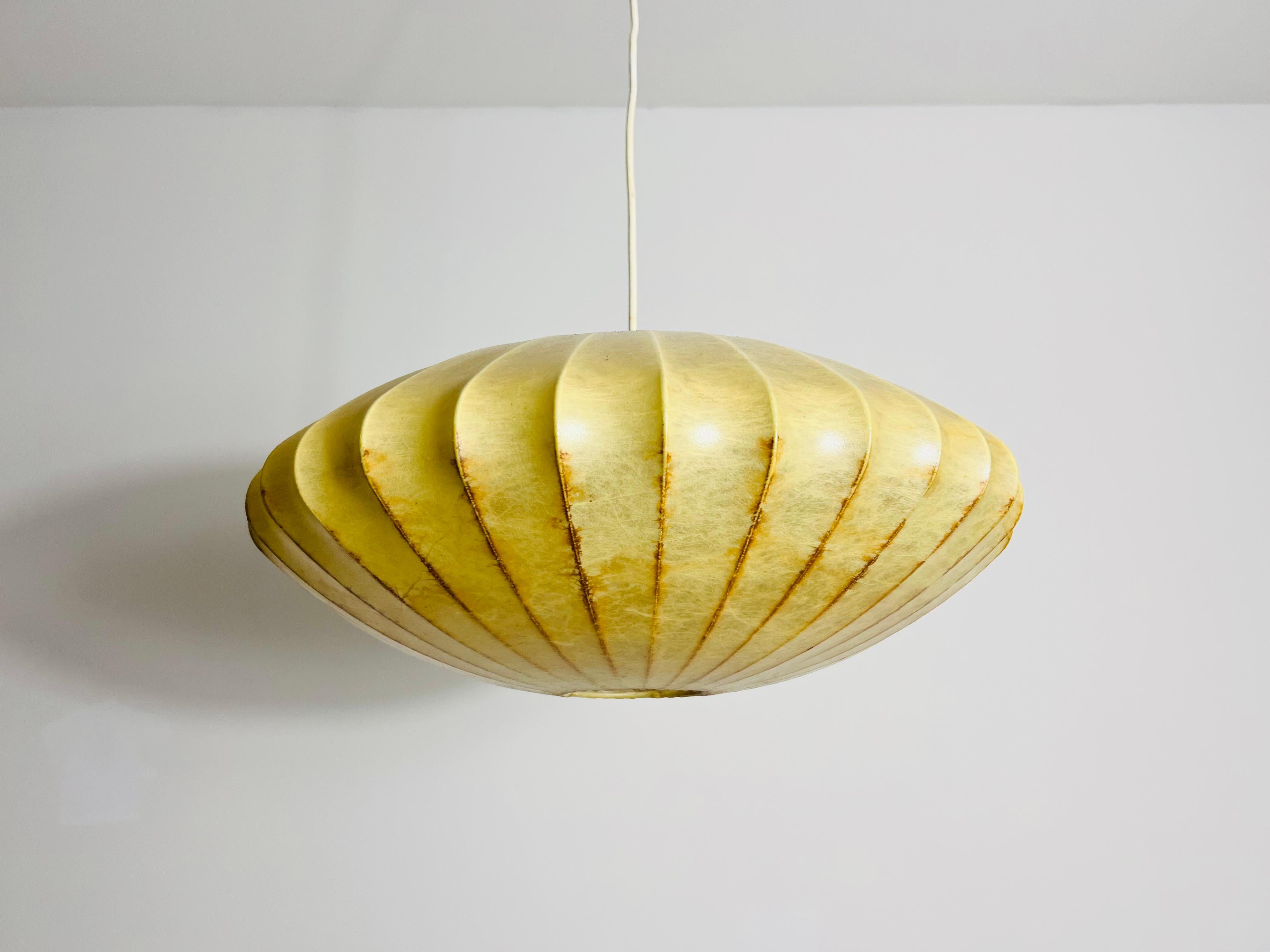 Italiano Lampada a sospensione a piattino Cocoon della modernità di metà secolo, anni '60 in vendita
