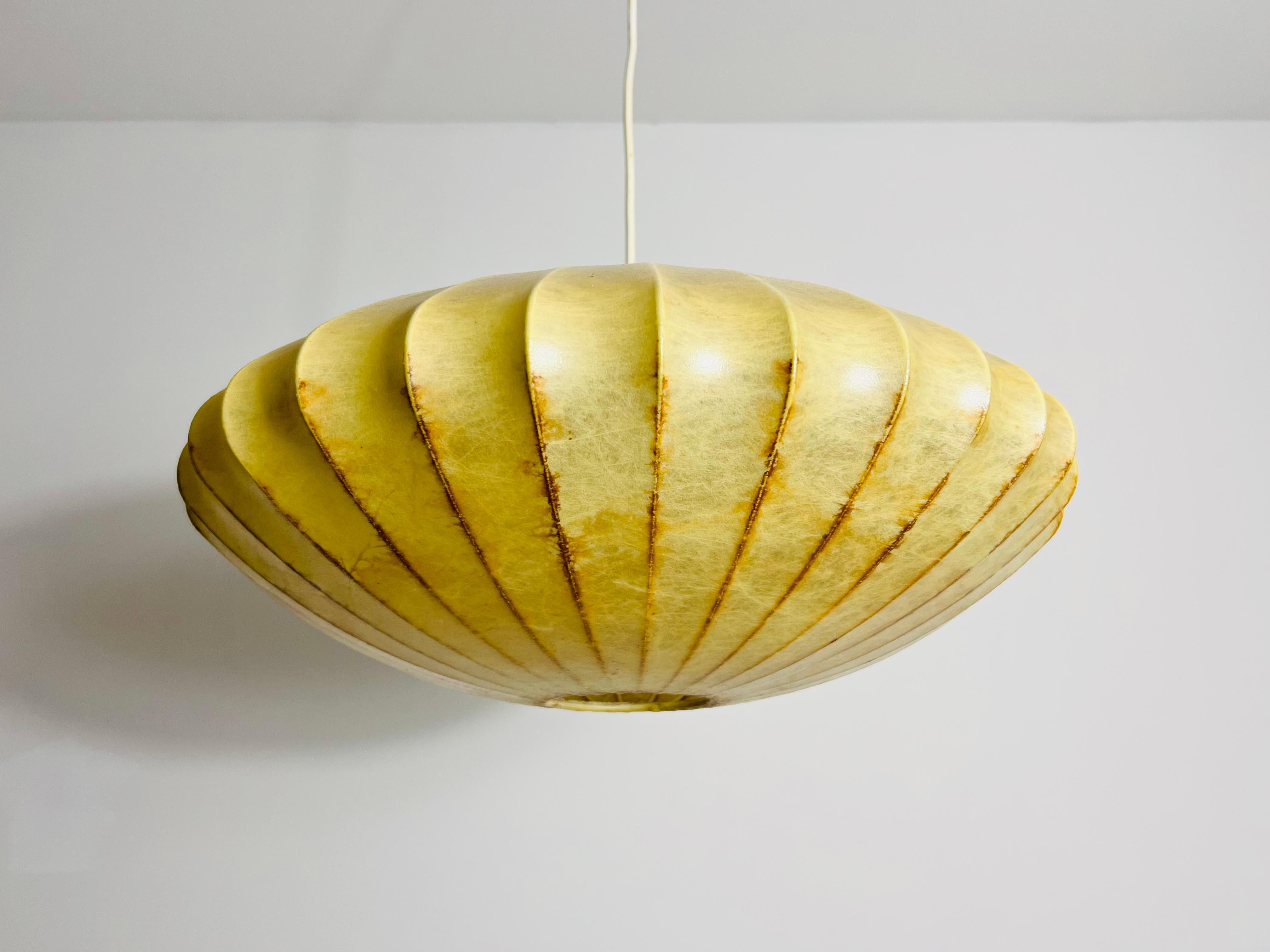 Lampada a sospensione a piattino Cocoon della modernità di metà secolo, anni '60 In condizioni buone in vendita a Hagenbach, DE