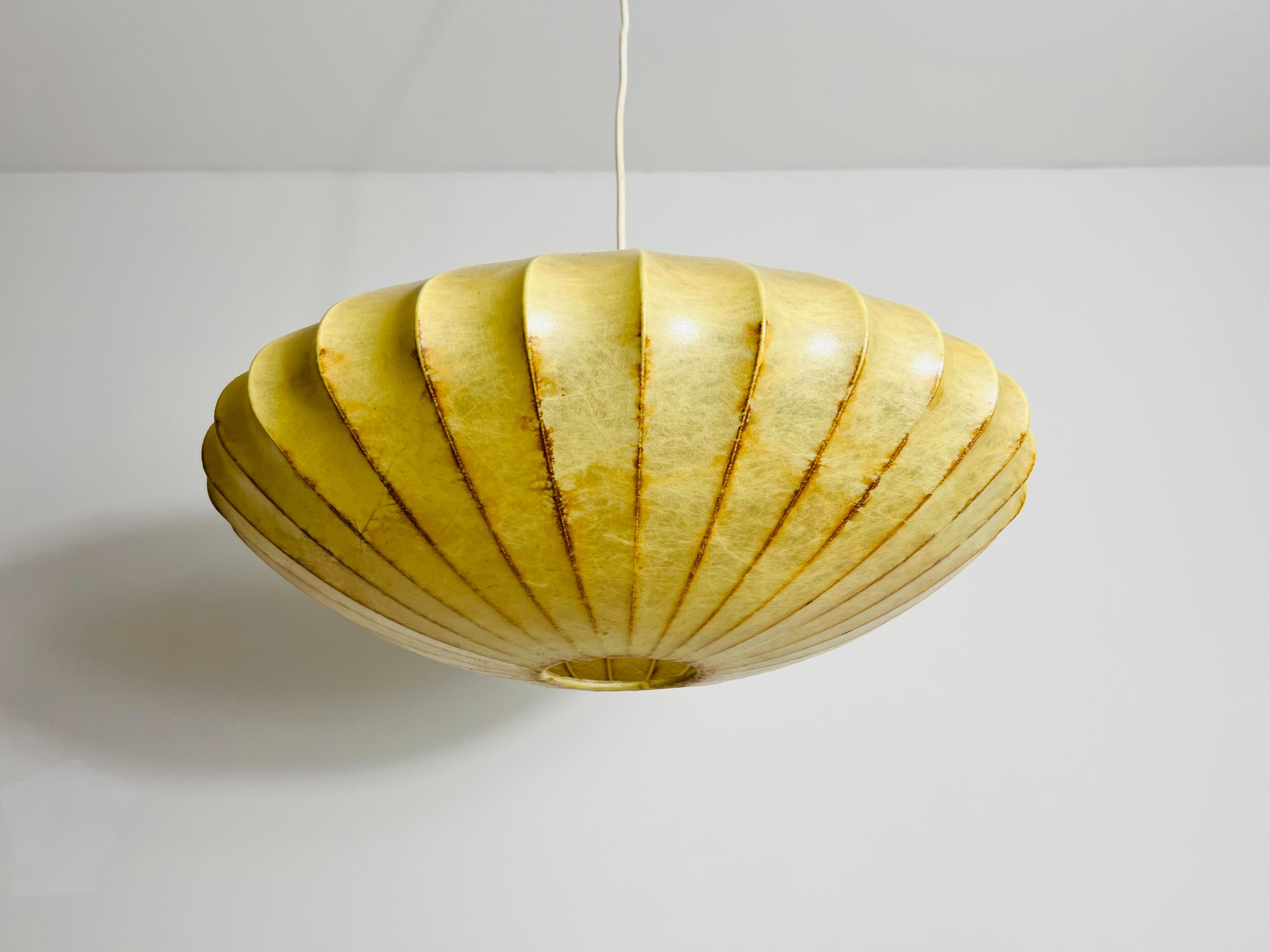 Metà XX secolo Lampada a sospensione a piattino Cocoon della modernità di metà secolo, anni '60 in vendita