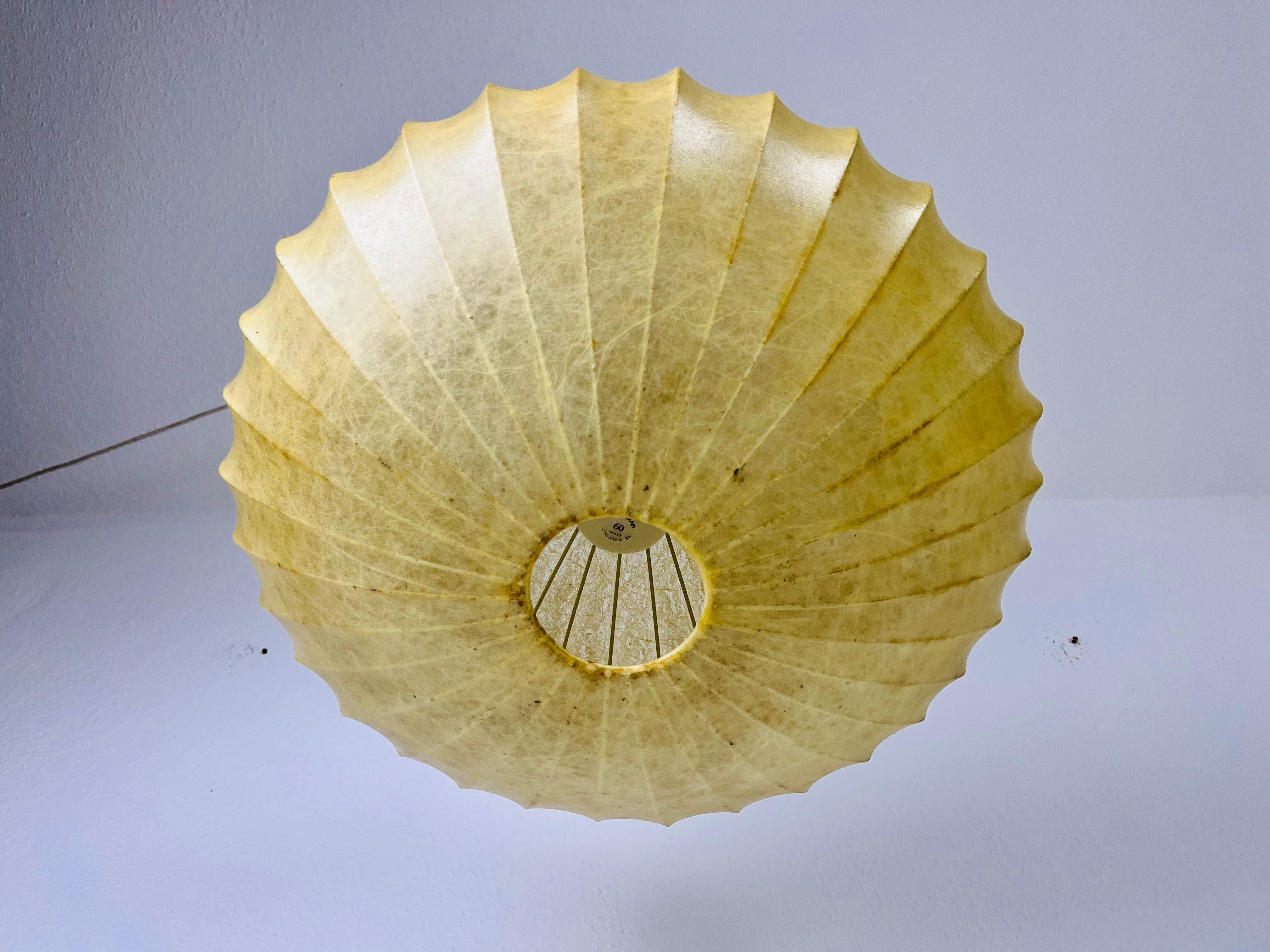 Resina Lampada a sospensione a piattino Cocoon della modernità di metà secolo, anni '60 in vendita