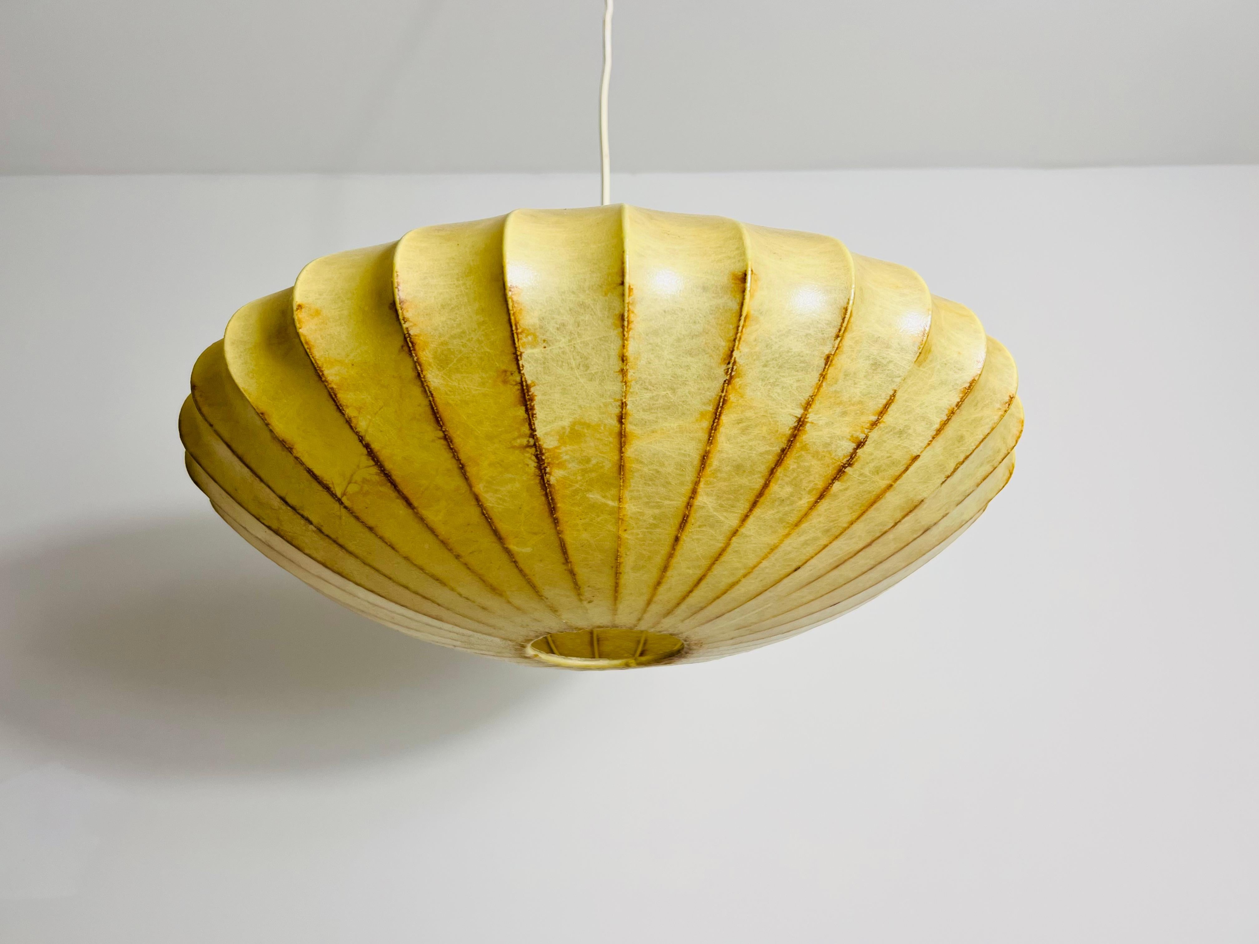 Resina Lampada a sospensione a piattino Cocoon della modernità di metà secolo, anni '60 in vendita