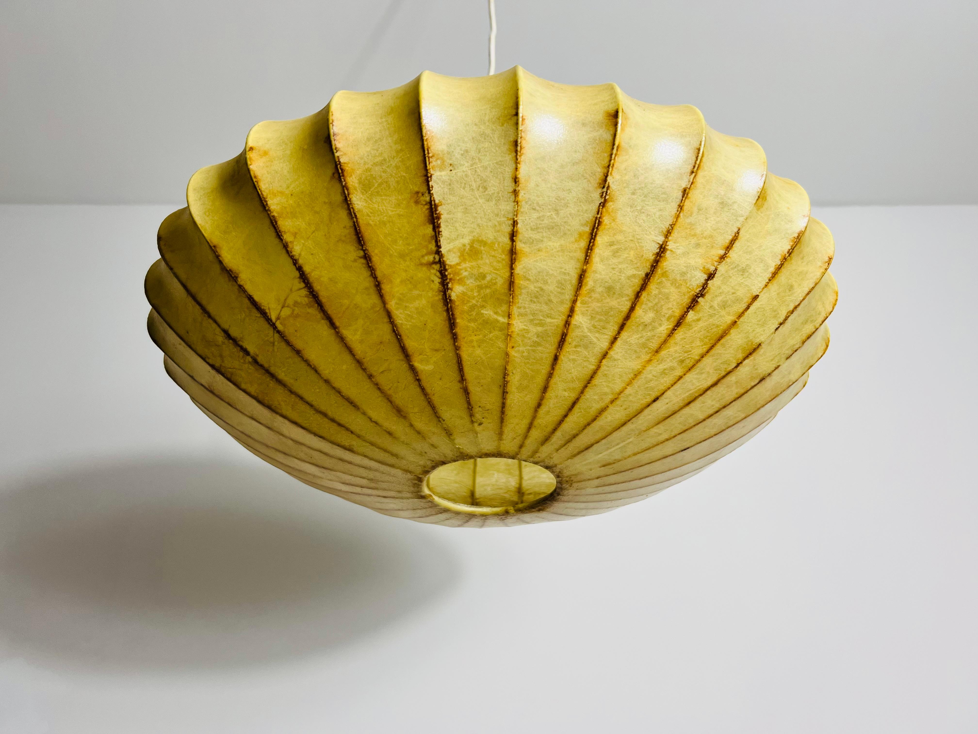 Lampada a sospensione a piattino Cocoon della modernità di metà secolo, anni '60 in vendita 1