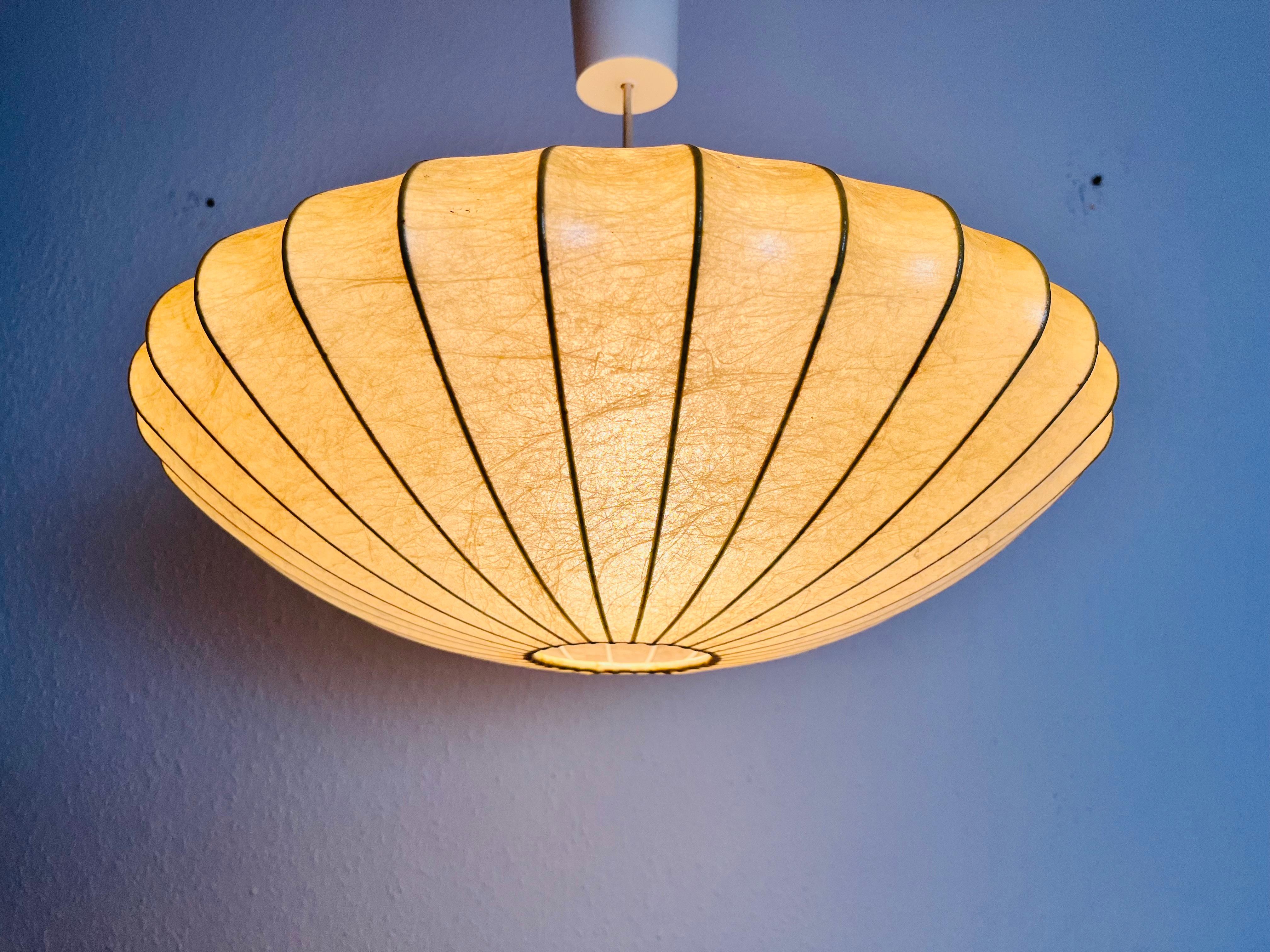 Lampada a sospensione a piattino Cocoon della modernità di metà secolo, anni '60 in vendita 2