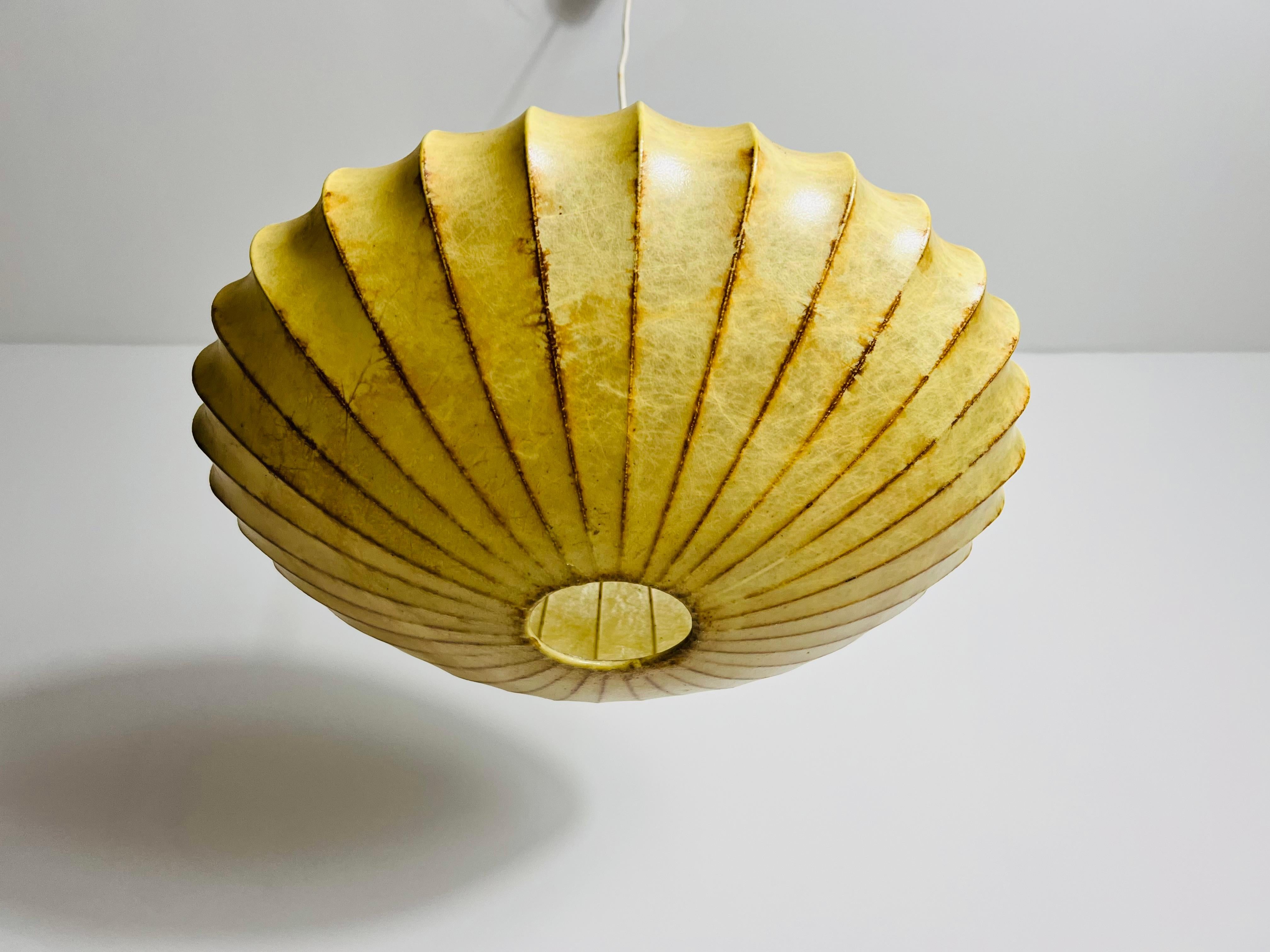 Lampada a sospensione a piattino Cocoon della modernità di metà secolo, anni '60 in vendita 2