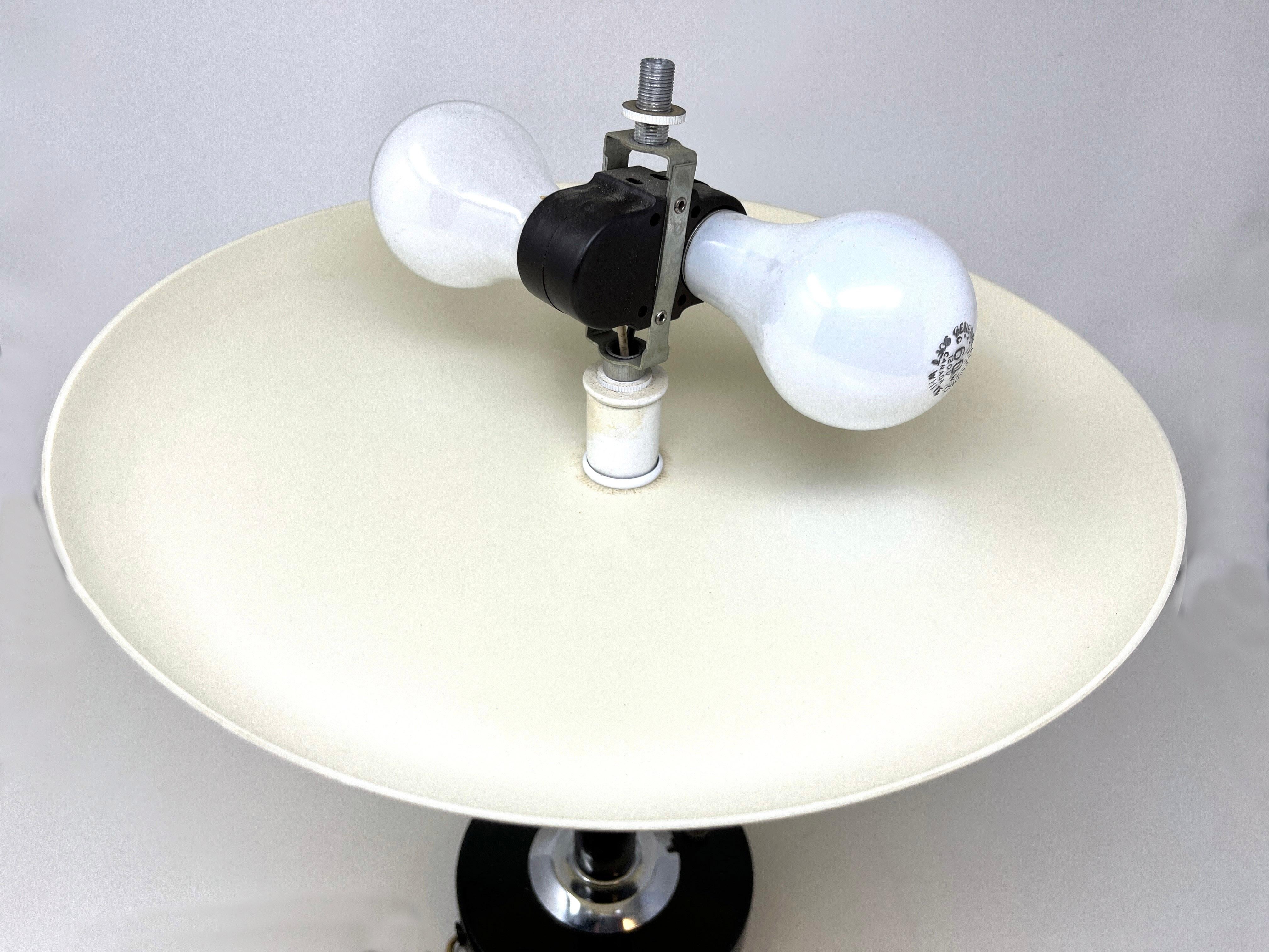 Mid Century Modern Saucer Desk Lamp ... Space Age UFO Atomic Era Table Lamp In Good Condition For Sale In Chicago, IL