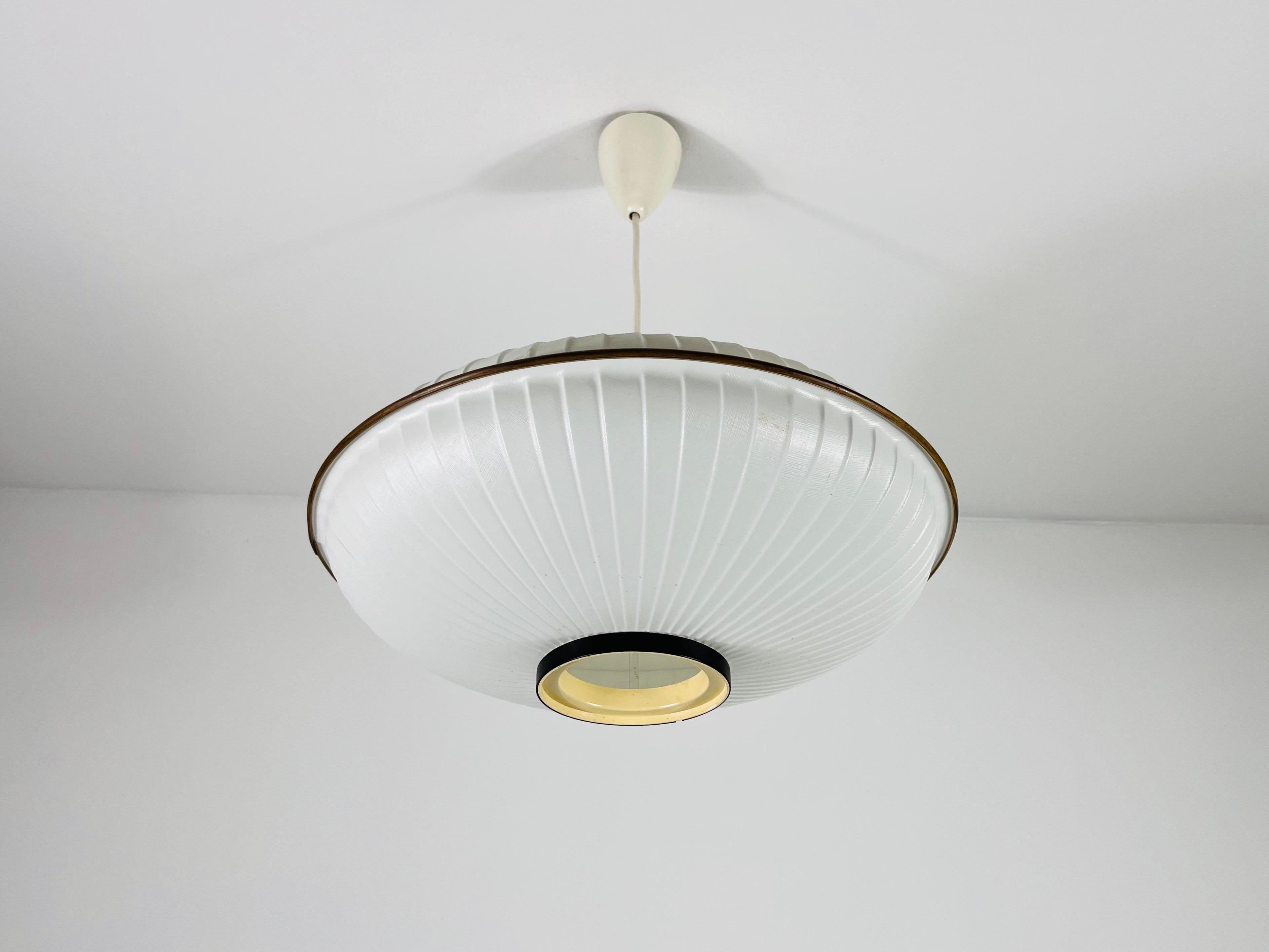 Mid-Century Modern Saucer Shape Pendant Lamp, Italy, 1960s In Good Condition For Sale In Hagenbach, DE