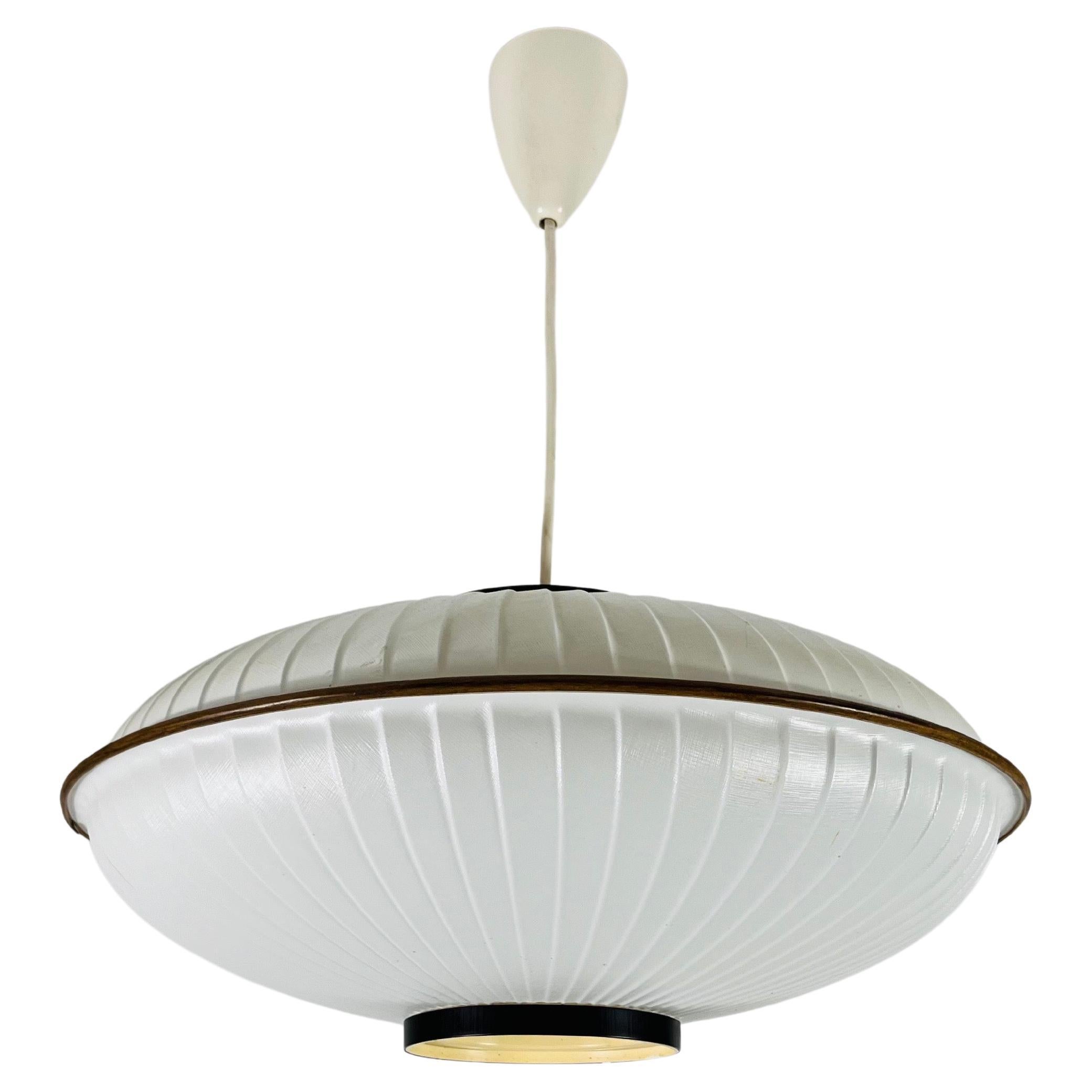 Mid-Century Modern-Pendelleuchte in Untertassenform, Italien, 1960er Jahre