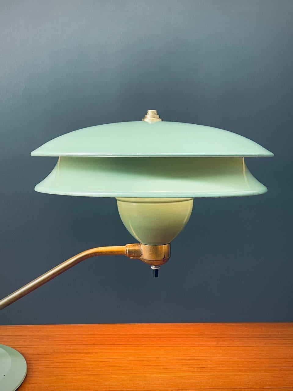 Mid-Century Modern Saucer Style Table Lamp In Good Condition For Sale In Los Angeles, CA