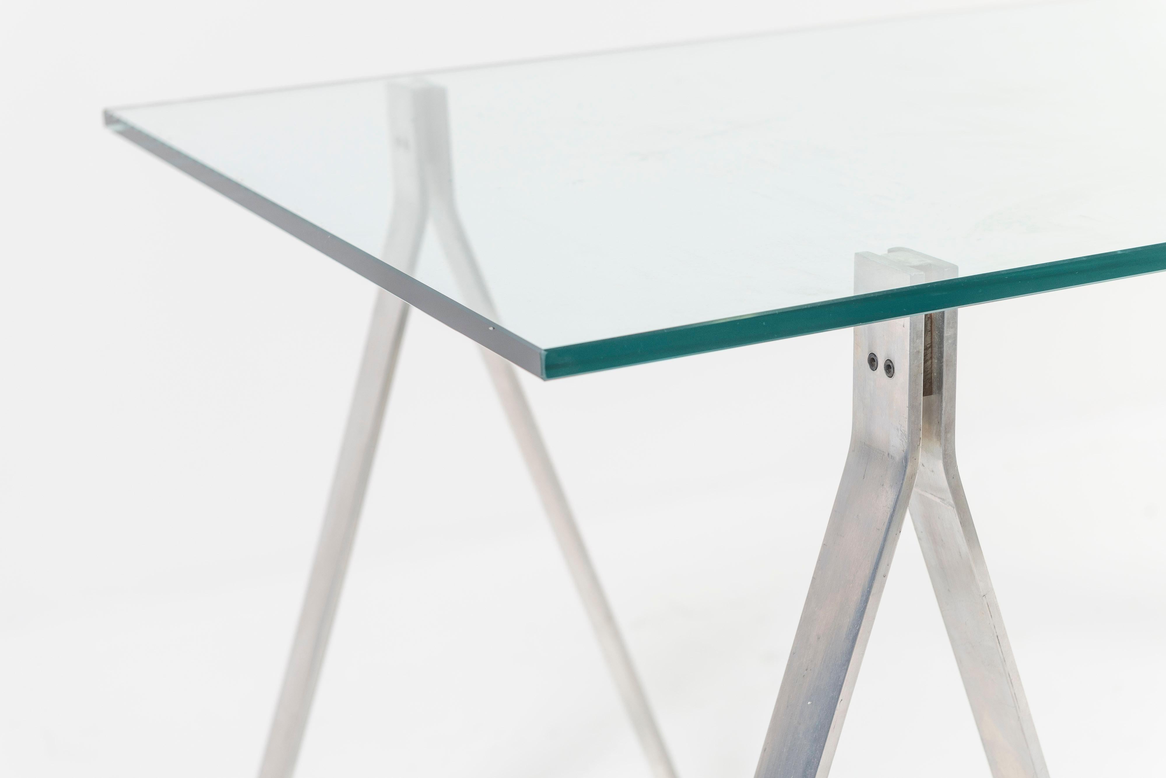 italien The Moderns Modern Steele Desk avec base en acier et plateau rectangulaire en verre en vente