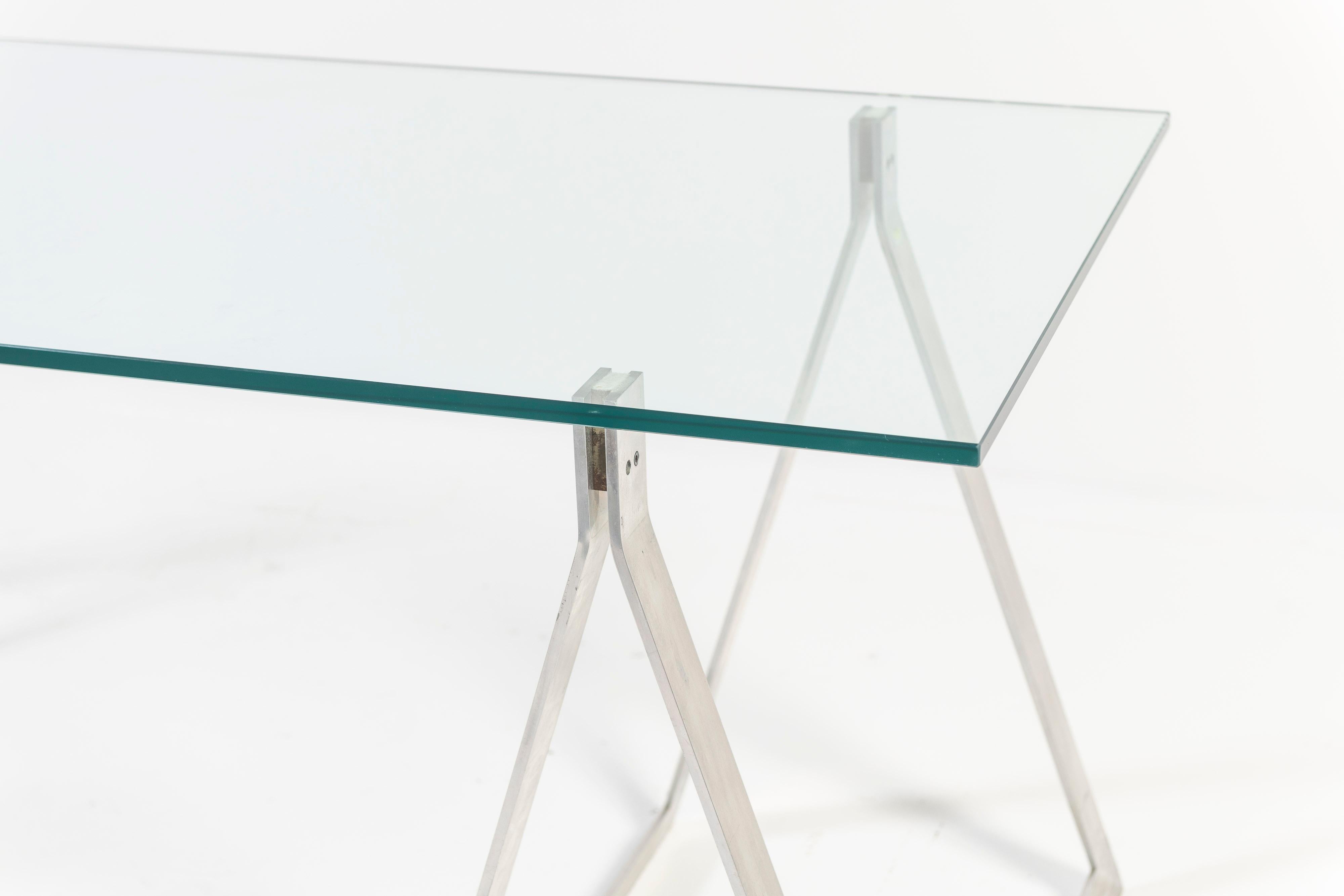 20ième siècle The Moderns Modern Steele Desk avec base en acier et plateau rectangulaire en verre en vente