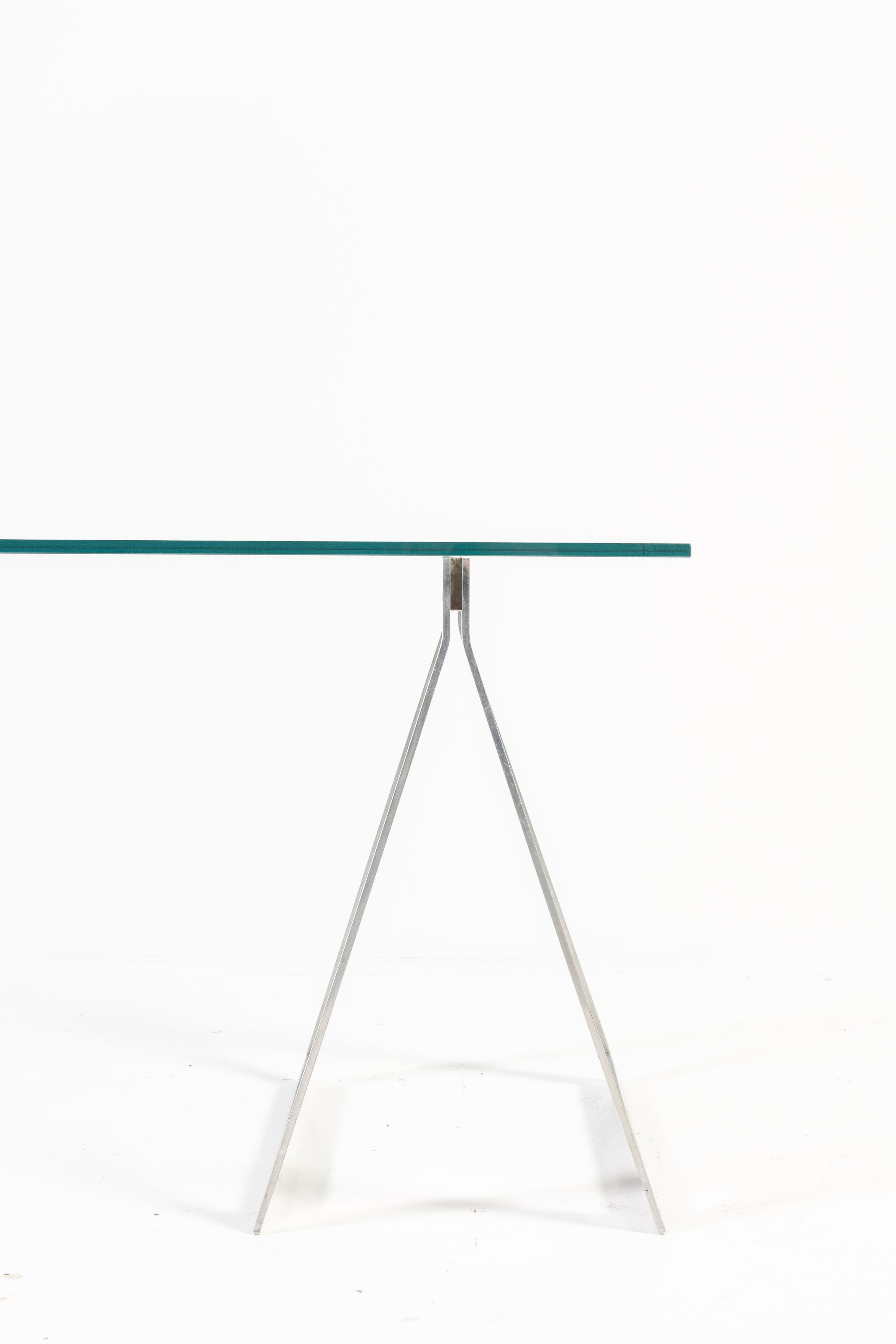Acier inoxydable The Moderns Modern Steele Desk avec base en acier et plateau rectangulaire en verre en vente