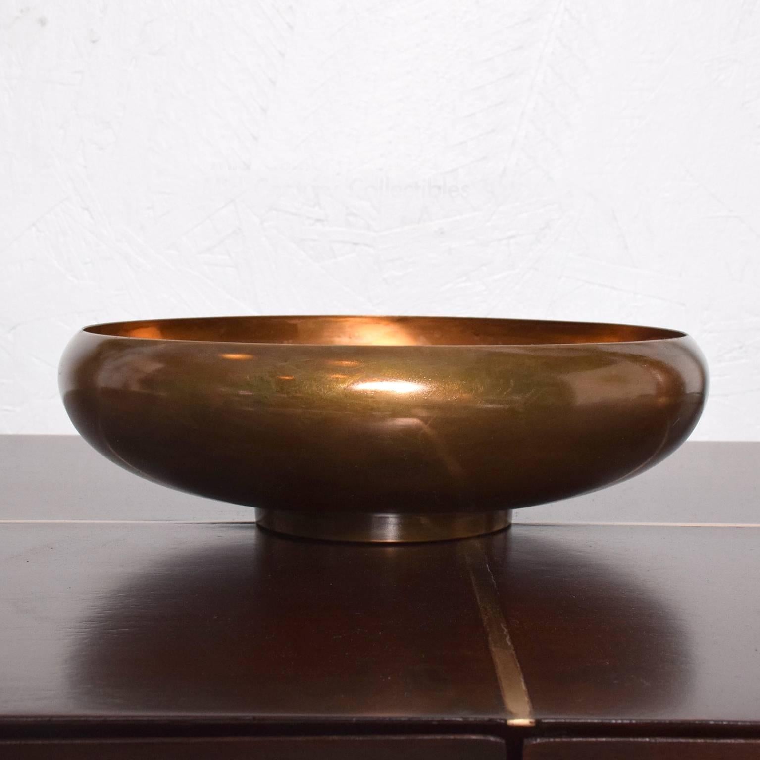 For your consideration, Mid-Century Modern Saxton brass bronze decorative sculptural bowl.
Dimensions: 10