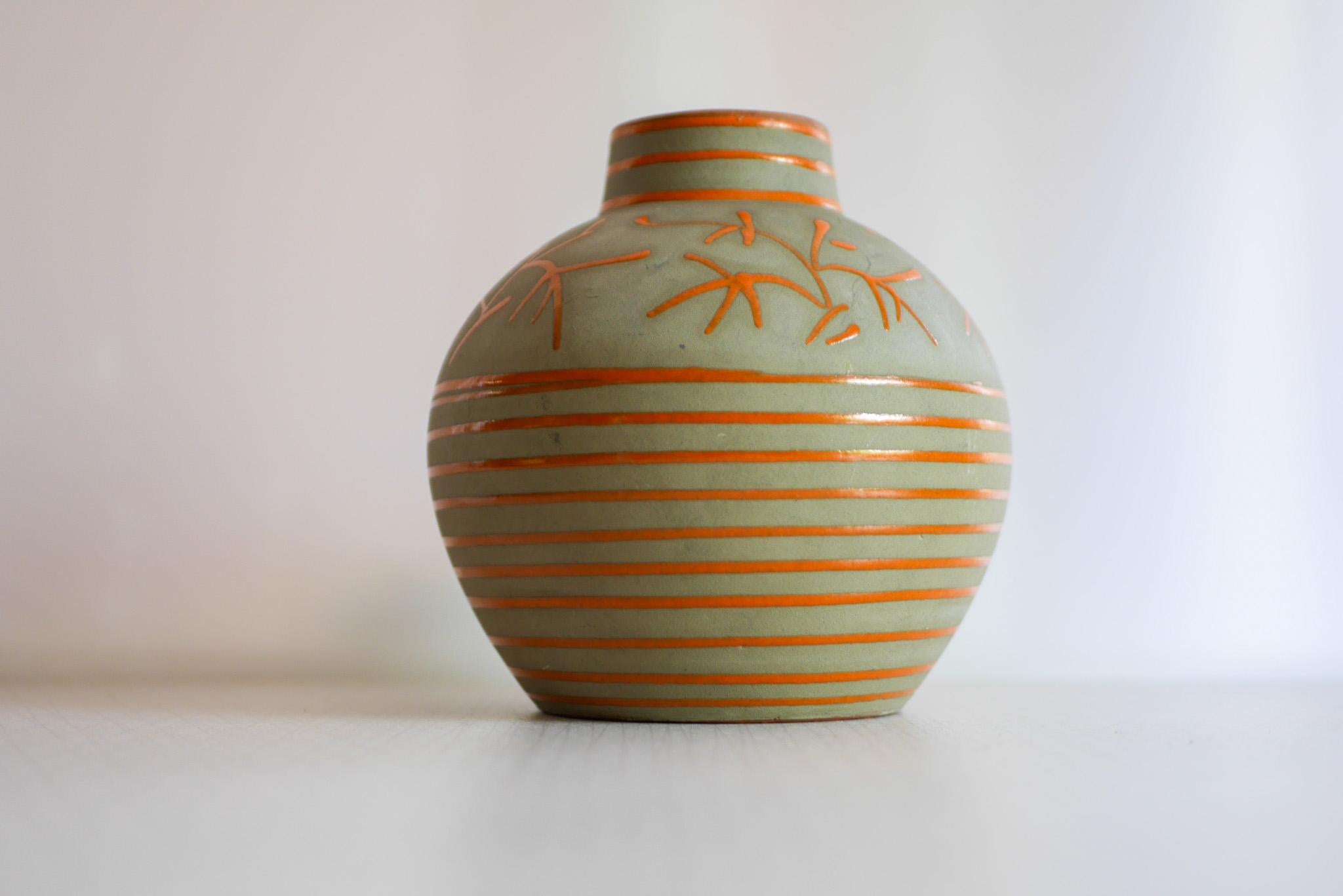 Mid-century modern Scandinavian 1940s art pottery vase, Nittsjö Sweden For Sale 2