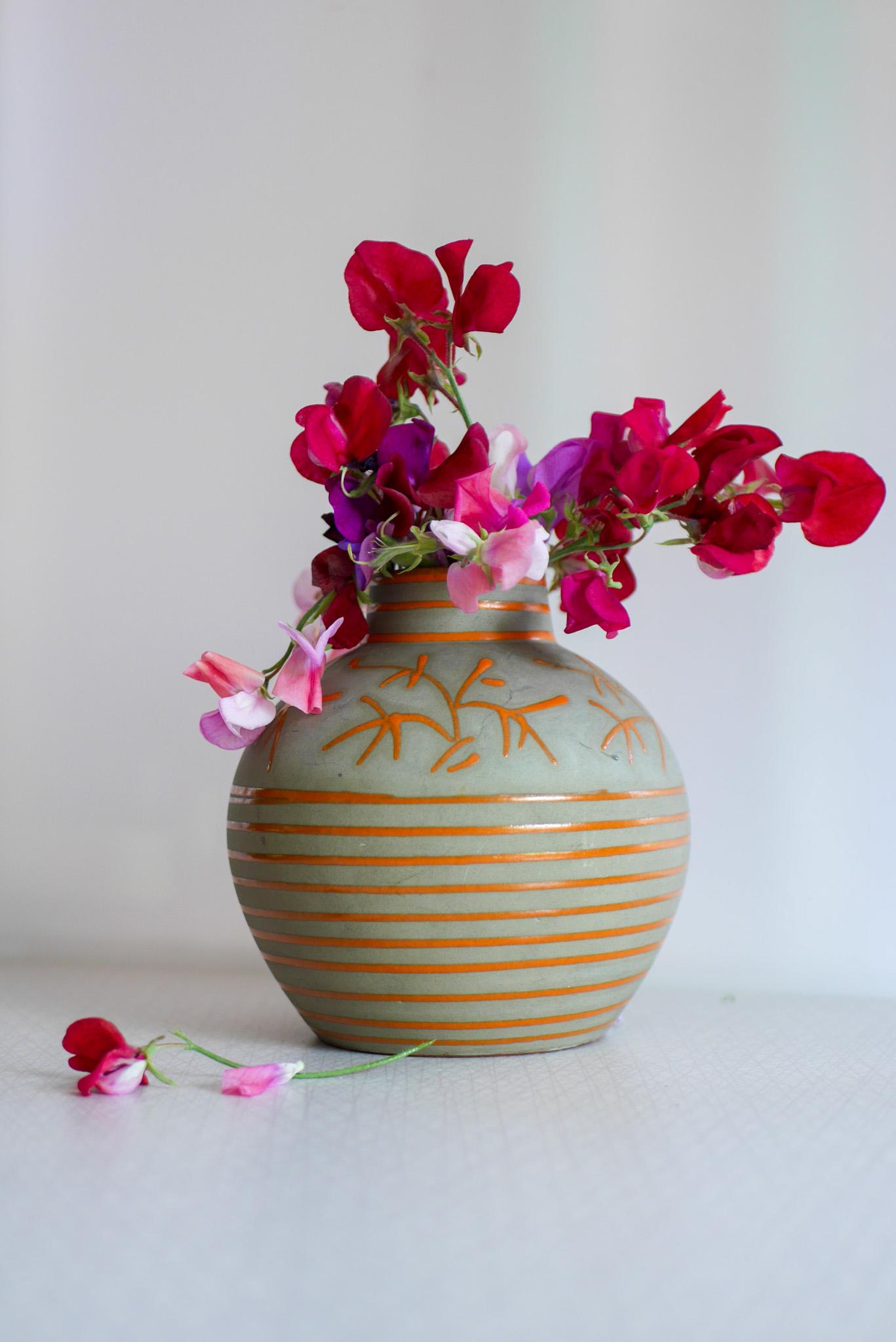 Mid-Century Modern Ceramic Vase by Erik Mornils for Nittsjö, Sweden, 1940s

A refined and timeless ceramic vase designed by Erik Mornils for Nittsjö Keramik, Sweden, dating to the 1940s. This elegant piece captures the essence of early Mid-Century