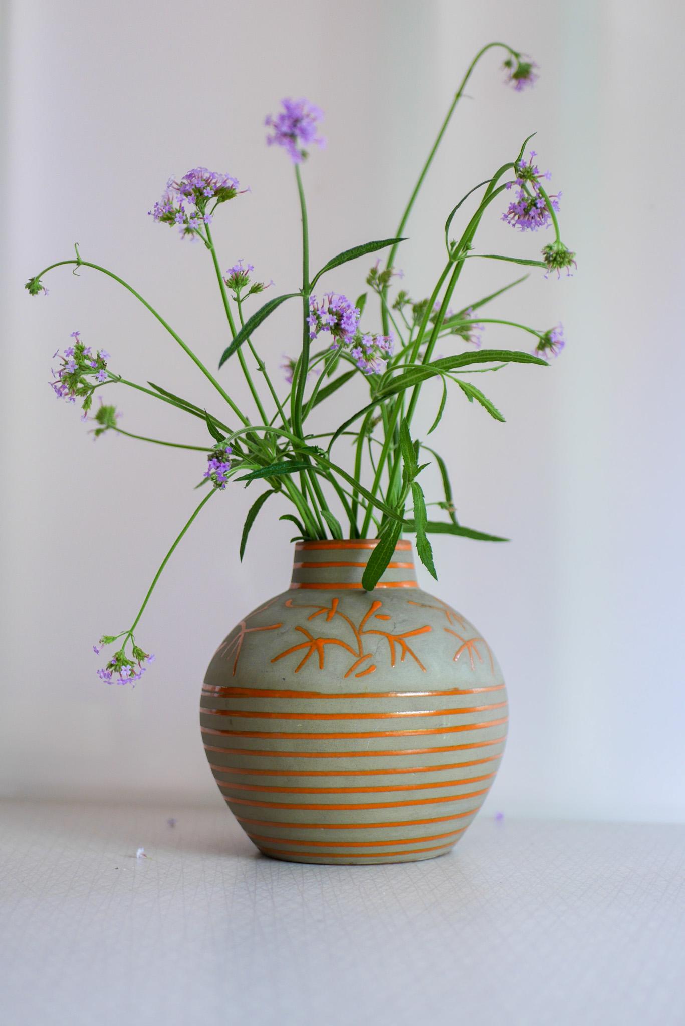 Swedish Mid-century modern Scandinavian 1940s art pottery vase, Nittsjö Sweden For Sale