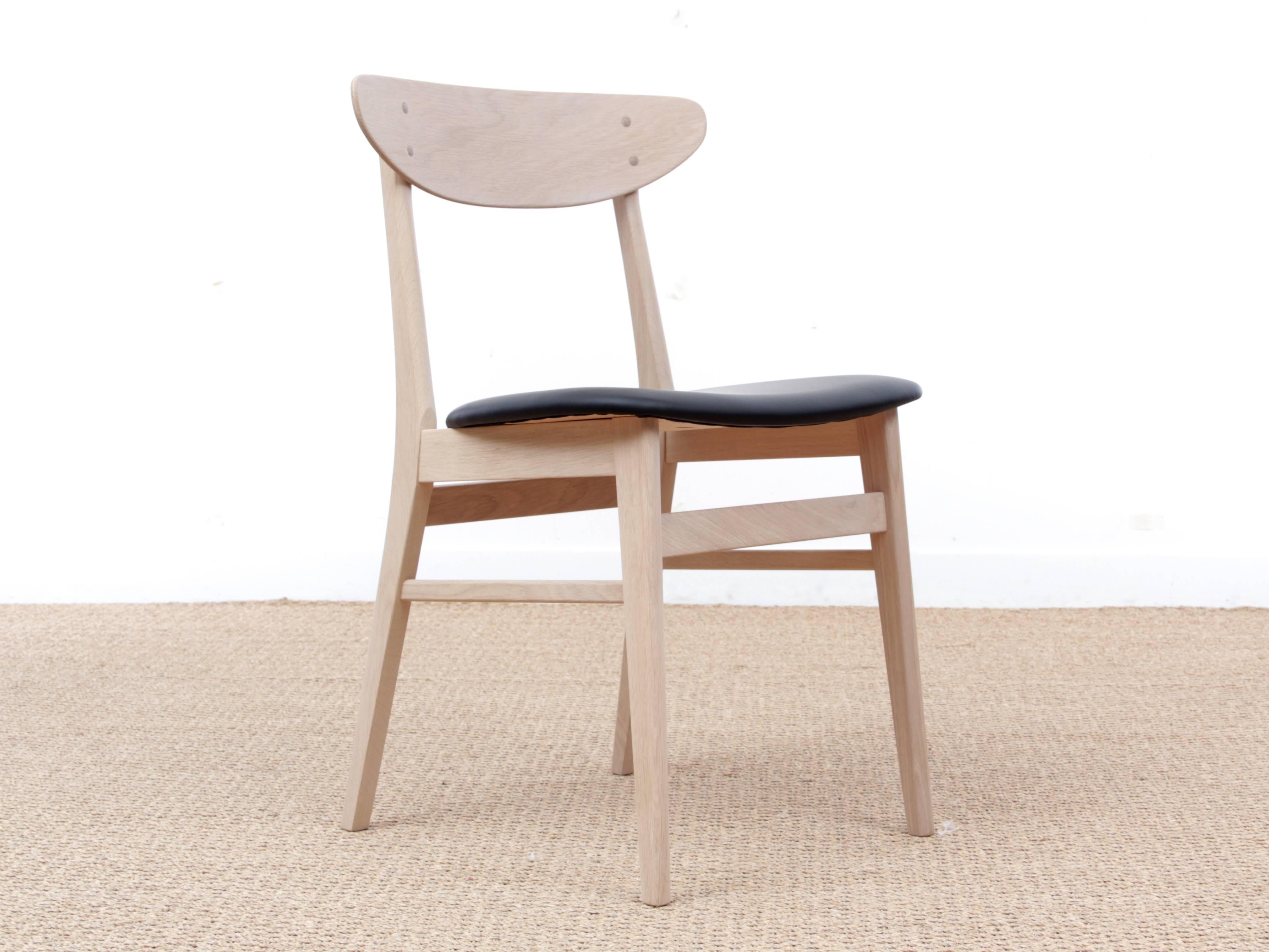 Mid-Century Modern Scandinavian 210 r chair by Thomas Harlev. Solid white oiled oak. Seat available in fabric or leather. Samples on demand.
Architect Thomas Harlev belonged to a group of Danish furniture designers, who designed exclusive and