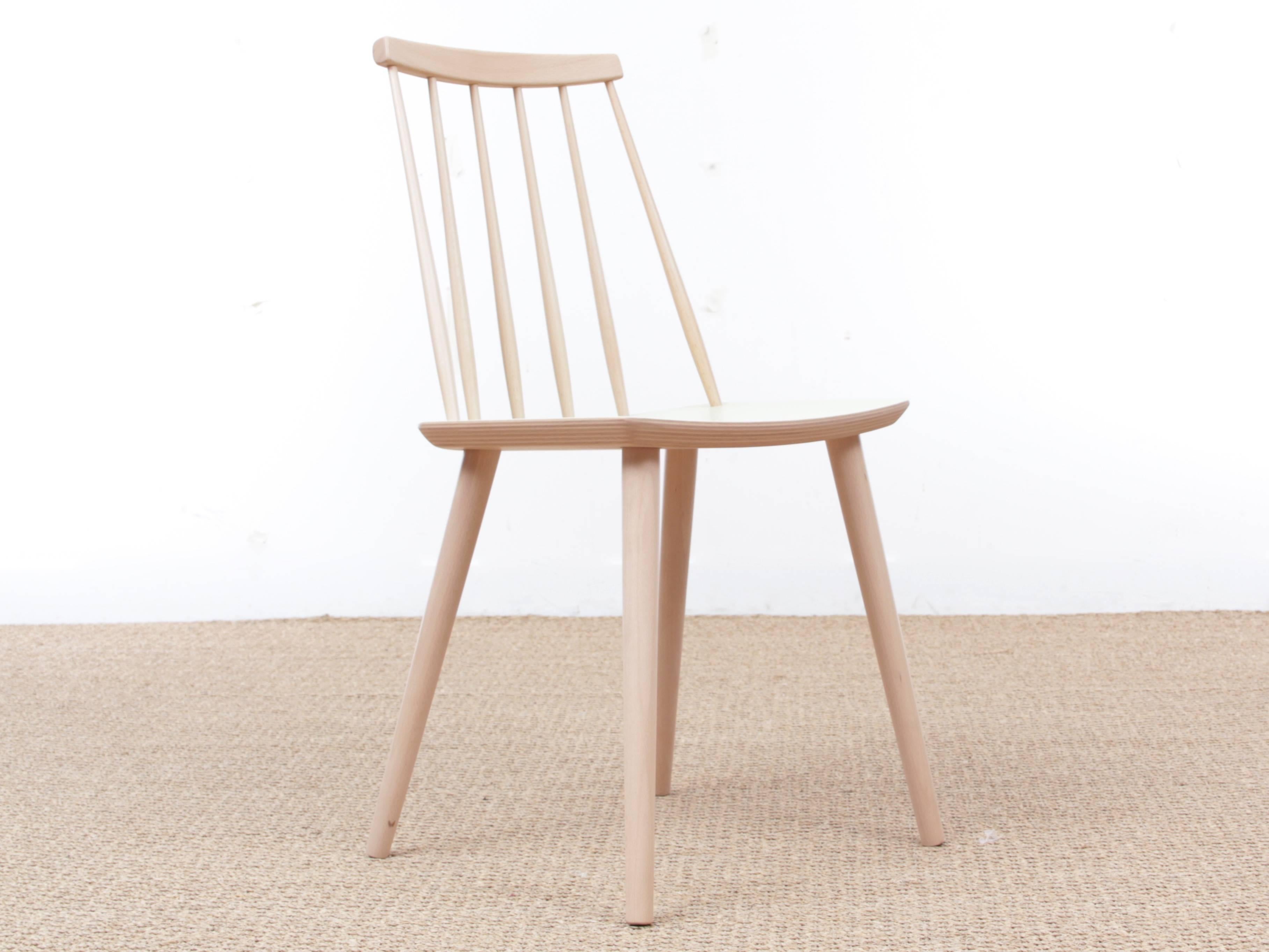 Chaise scandinave 216 Stick Back de Thomas Harlev:: siège coloré. Nouvelle édition. Hêtre massif. Siège disponible en quatre couleurs. 
L'architecte Thomas Harlev faisait partie d'un groupe de designers de meubles danois qui:: au début des années