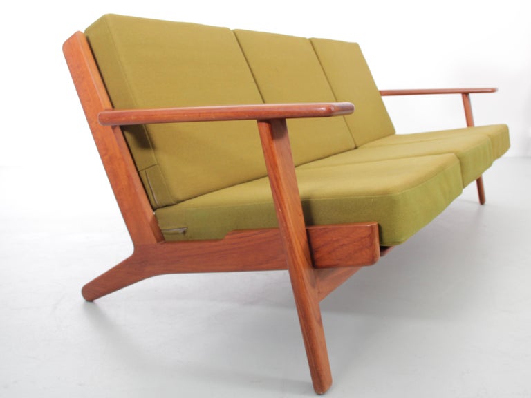Mid-Century Modern Scandinavian 3 Seat Sofa Model GE 290 in Teak by Hans Wegner In Good Condition For Sale In Courbevoie, FR